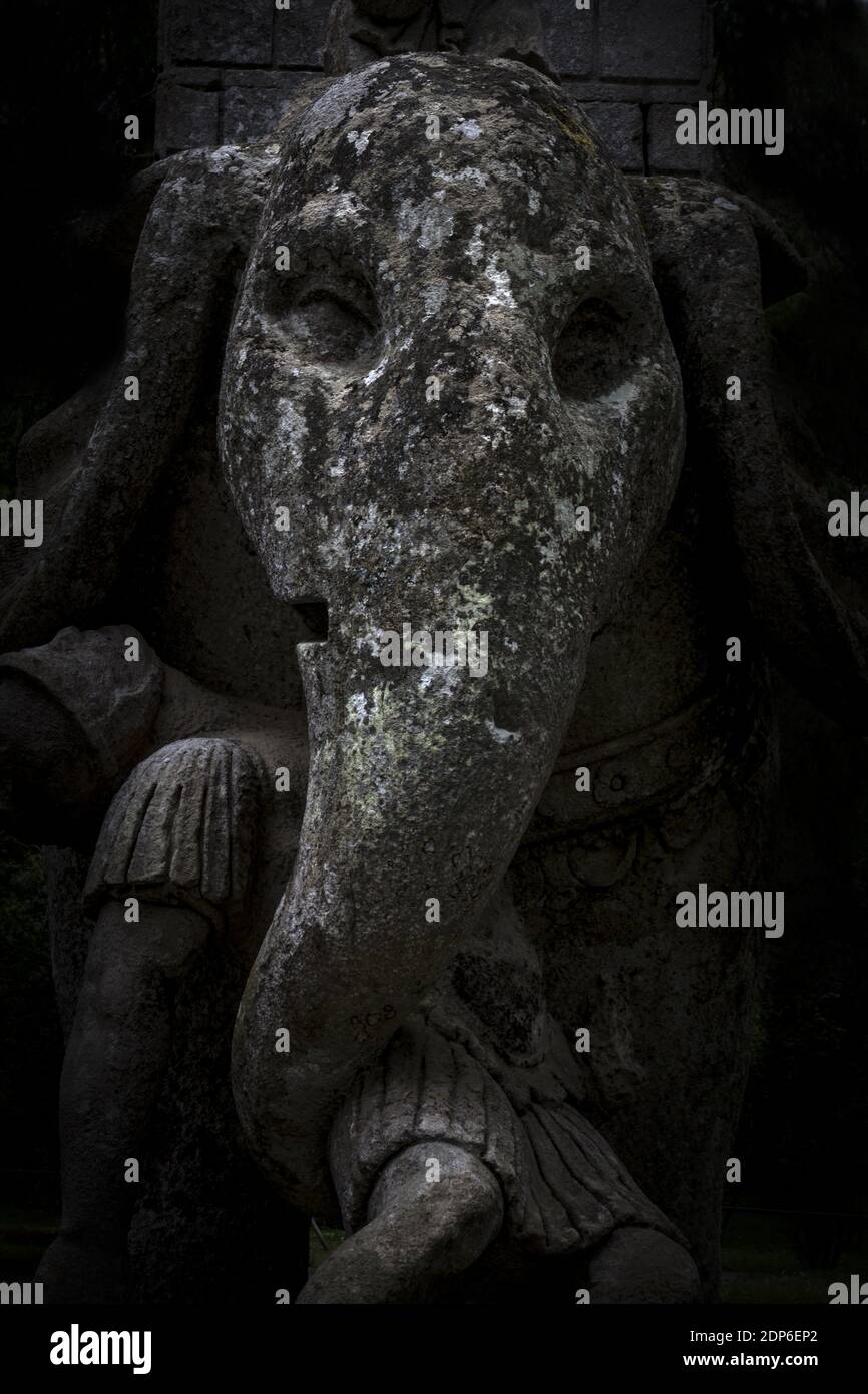 La scultura di un elefante decorativo al famoso mostro parco nel comune di Bomarzo Foto Stock