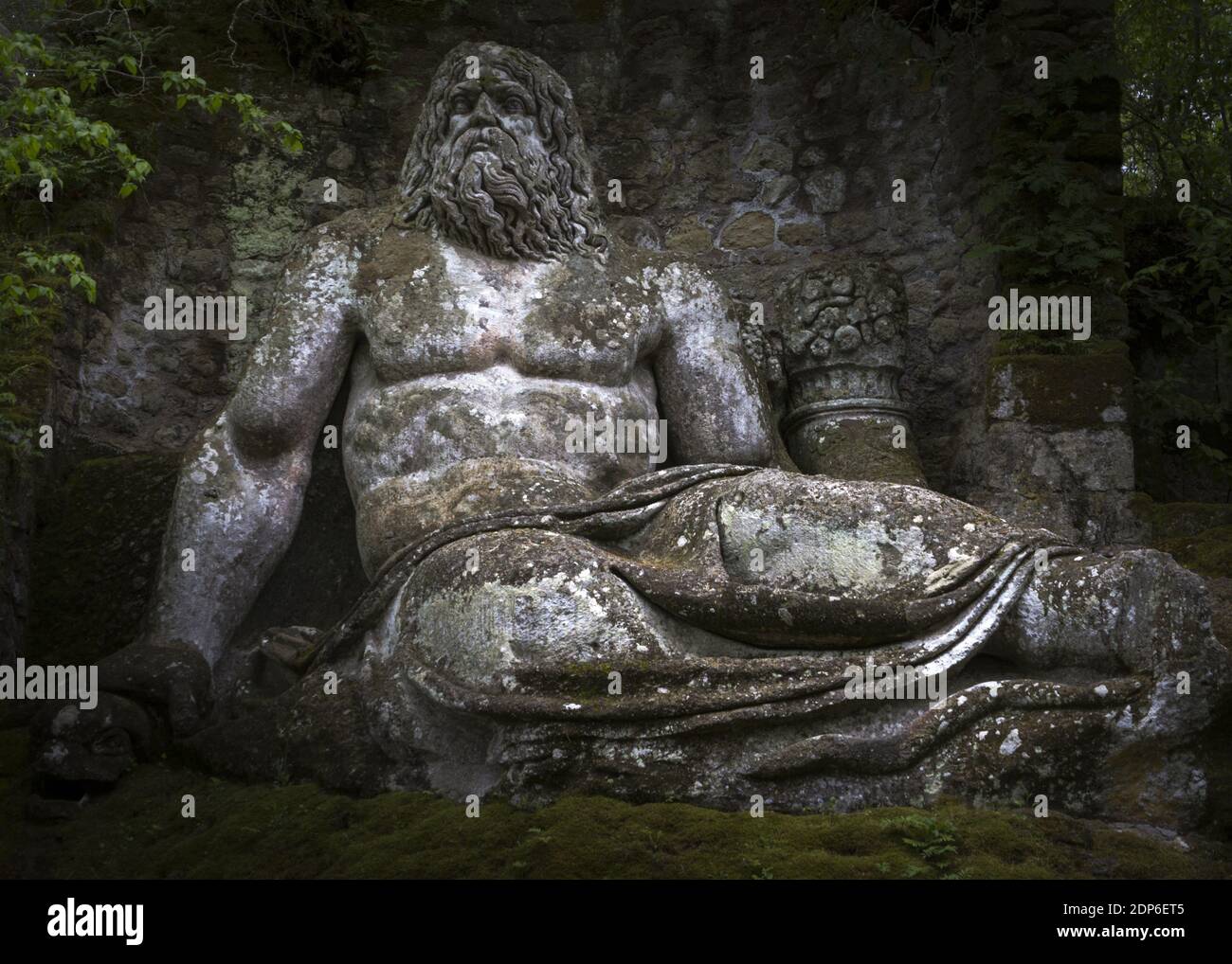 La grande statua del dio Nettuno (Poseidon) ai famosi Giardini di Bomarzo, Viterbo, Italia Foto Stock
