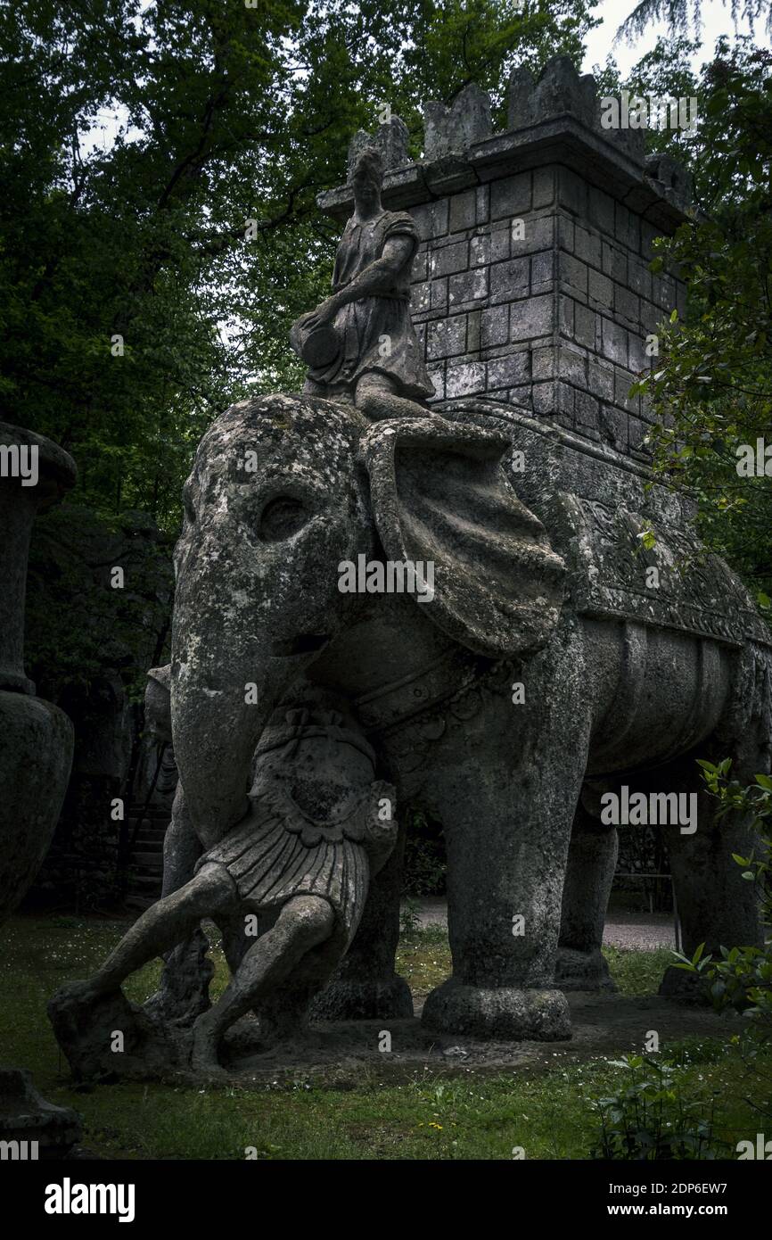 La scultura dell'elefante di guerra che afferra il corpo morto del soldato al famoso parco dei mostri, i Foto Stock