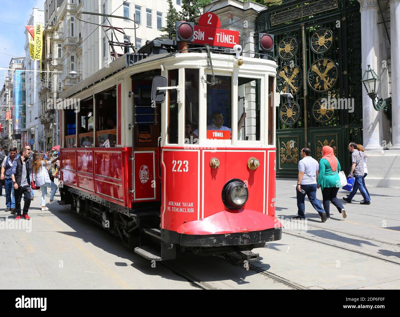 ISTANBUL, TURCHIA-7 GIUGNO: Uno storico tram rosso di fronte al Galatasaray High School all'estremità meridionale di istiklal Avenue.June 7,2015 A Istanbul, Turk Foto Stock