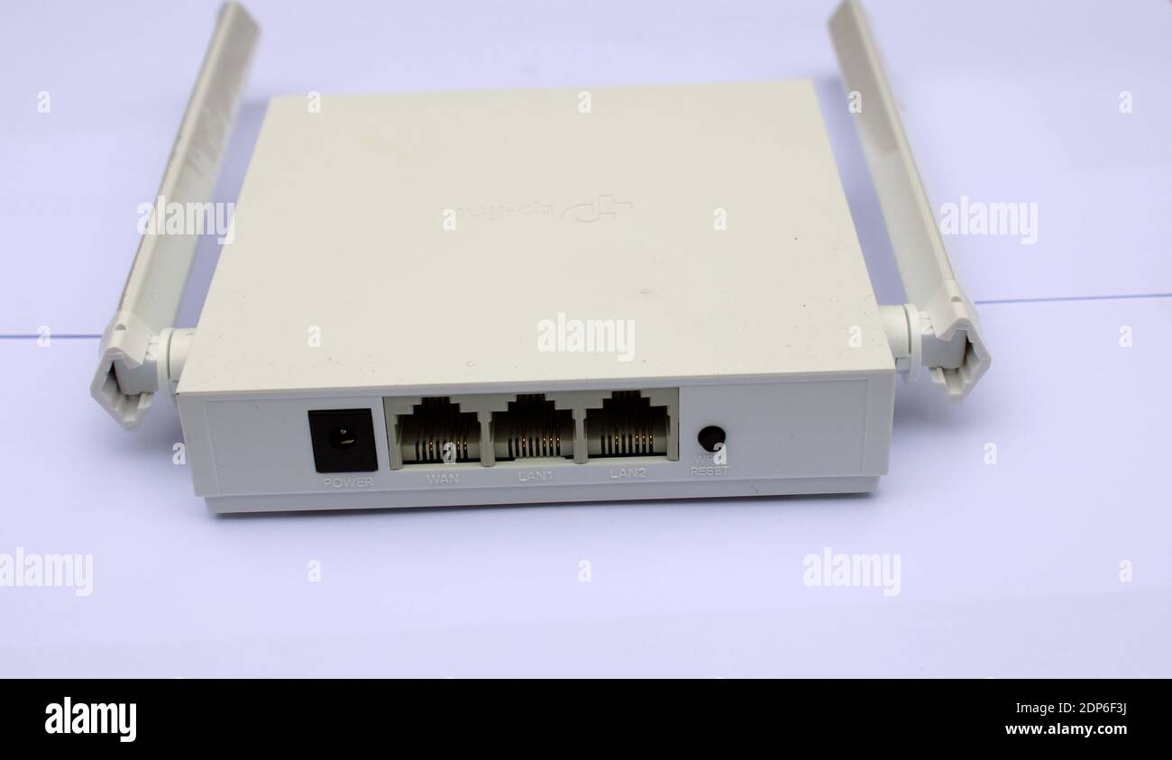 Dispositivi router WiFi wireless sulla tabella bianca. Foto Stock