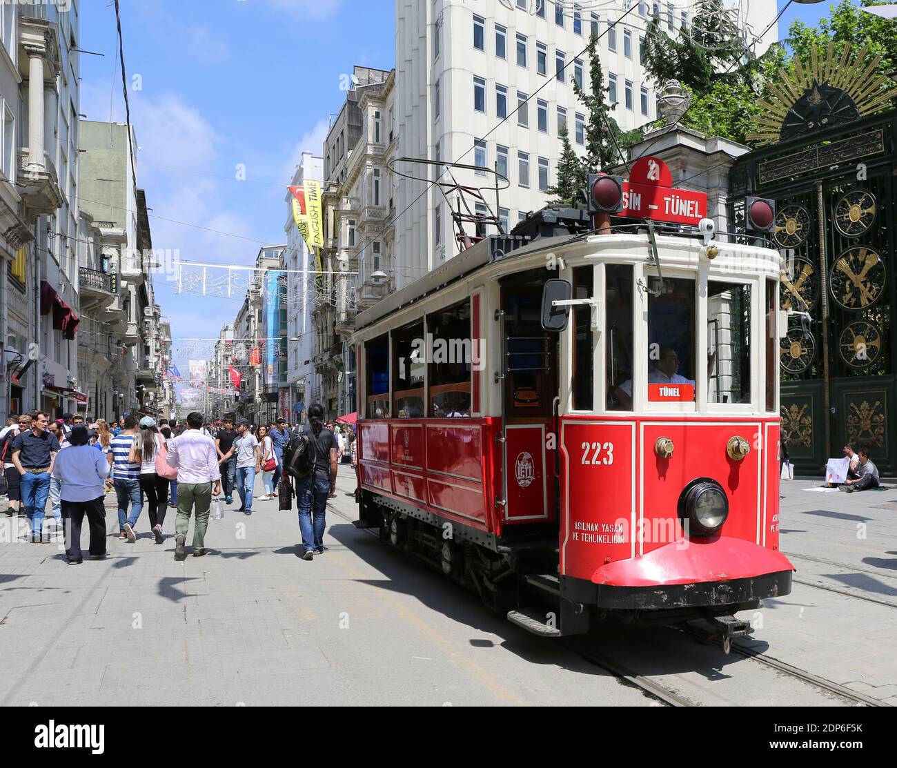 ISTANBUL, TURCHIA-7 GIUGNO: Uno storico tram rosso di fronte al Galatasaray High School all'estremità meridionale di istiklal Avenue.June 7,2015 A Istanbul, Turk Foto Stock