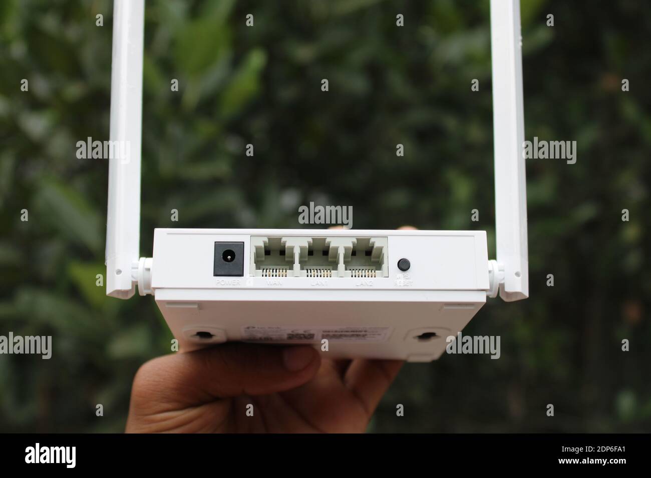 Router WiFi a colori bianco cattura foto a portata di mano a Dhaka, Bangladesh. Foto Stock