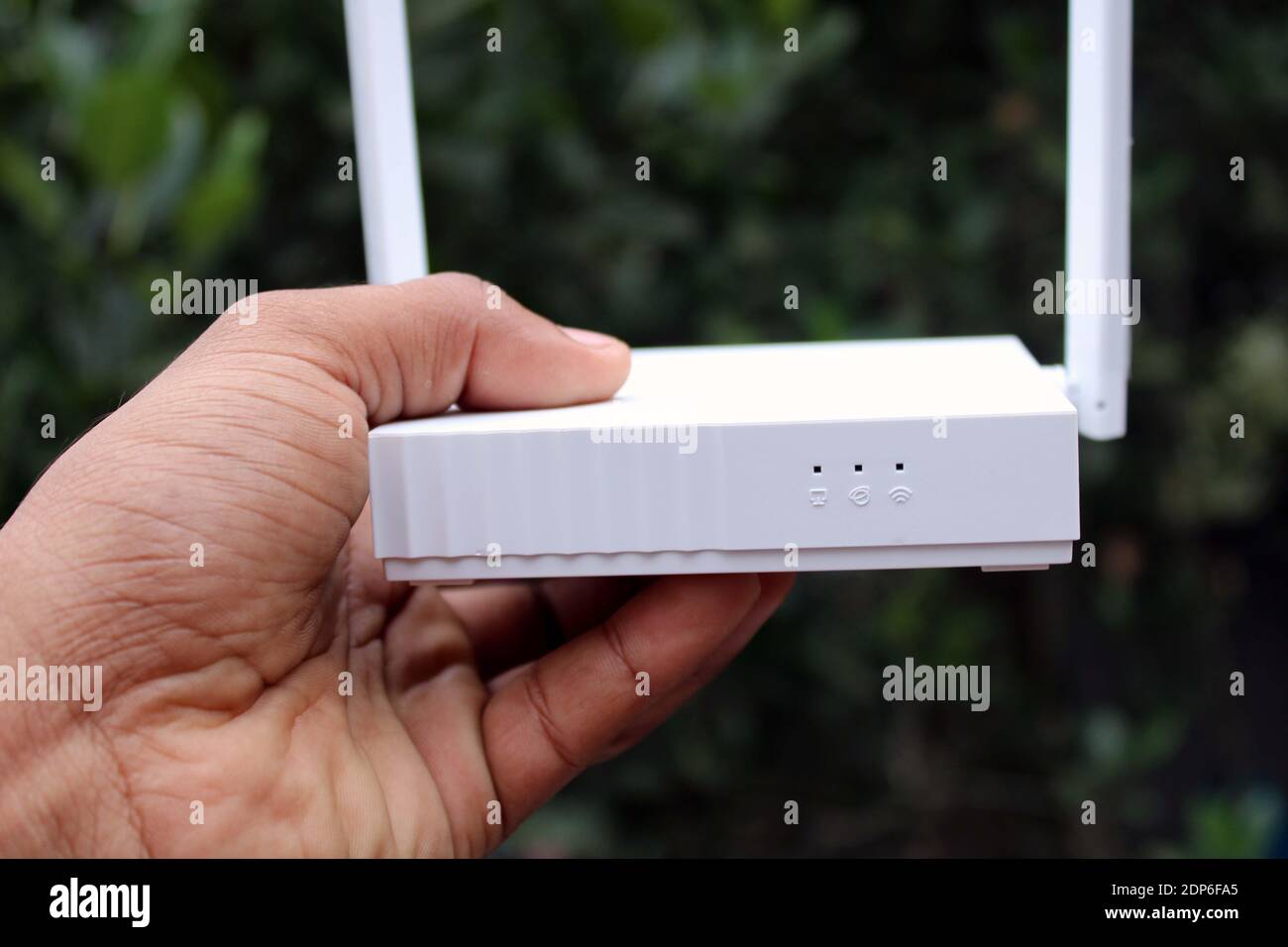 Router WiFi a colori bianco cattura foto a portata di mano a Dhaka, Bangladesh. Foto Stock