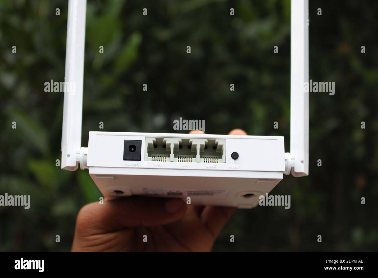 Router WiFi a colori bianco cattura foto a portata di mano a Dhaka, Bangladesh. Foto Stock