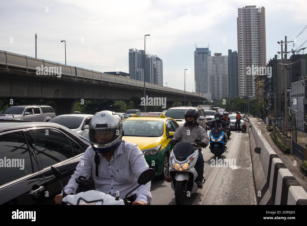 THAILANDE - LA CITÉ DES ANGES Symbole du développement de la péninsule indochinoise, la modernité atteint son apogée à Bangkok. Il y a d’innombrable Foto Stock