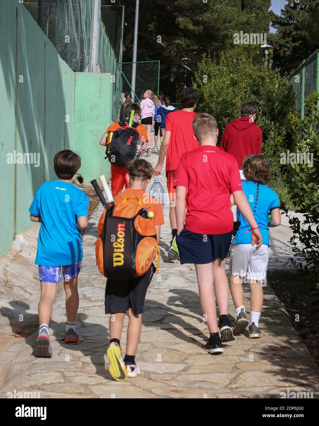 Gruppo di bambini sono a piedi al campo da tennis a Bol, Isola di Brac, Dalmazia, Croazia, Europa. Foto Stock