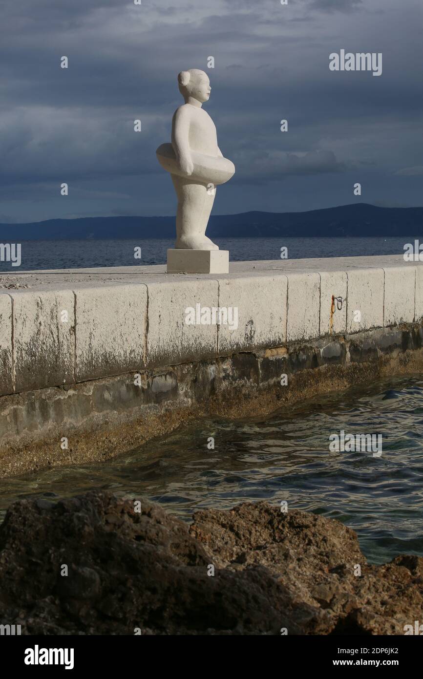 Non nuotatore che indossa una scultura cintura di salvataggio a Bol, isola di Brac, Dalmazia, Croazia, Europa. Foto Stock