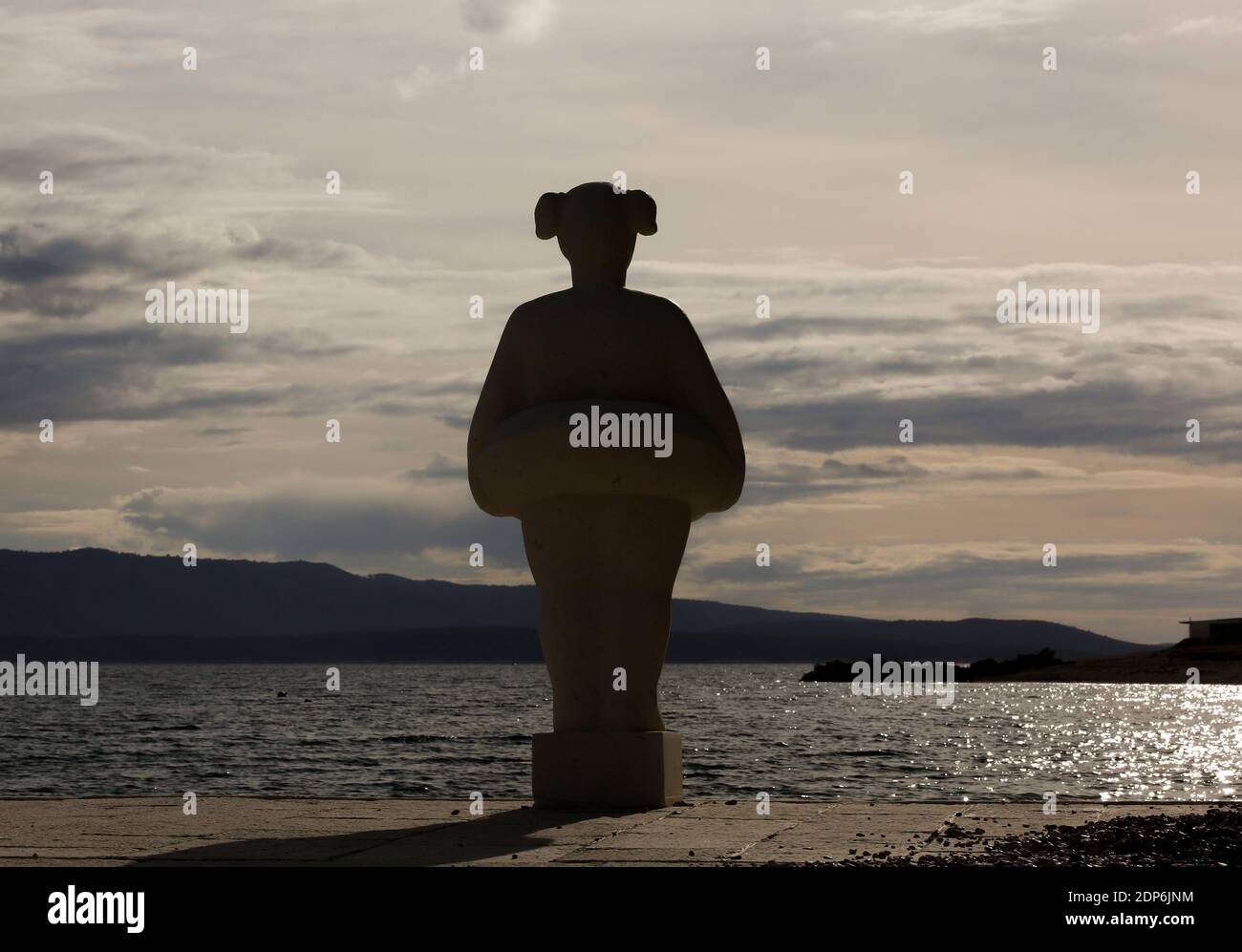 Silhouette di non nuotatore che indossa una scultura cintura di salvataggio in Bol, isola di Brac, Dalmazia, Croazia. Foto Stock