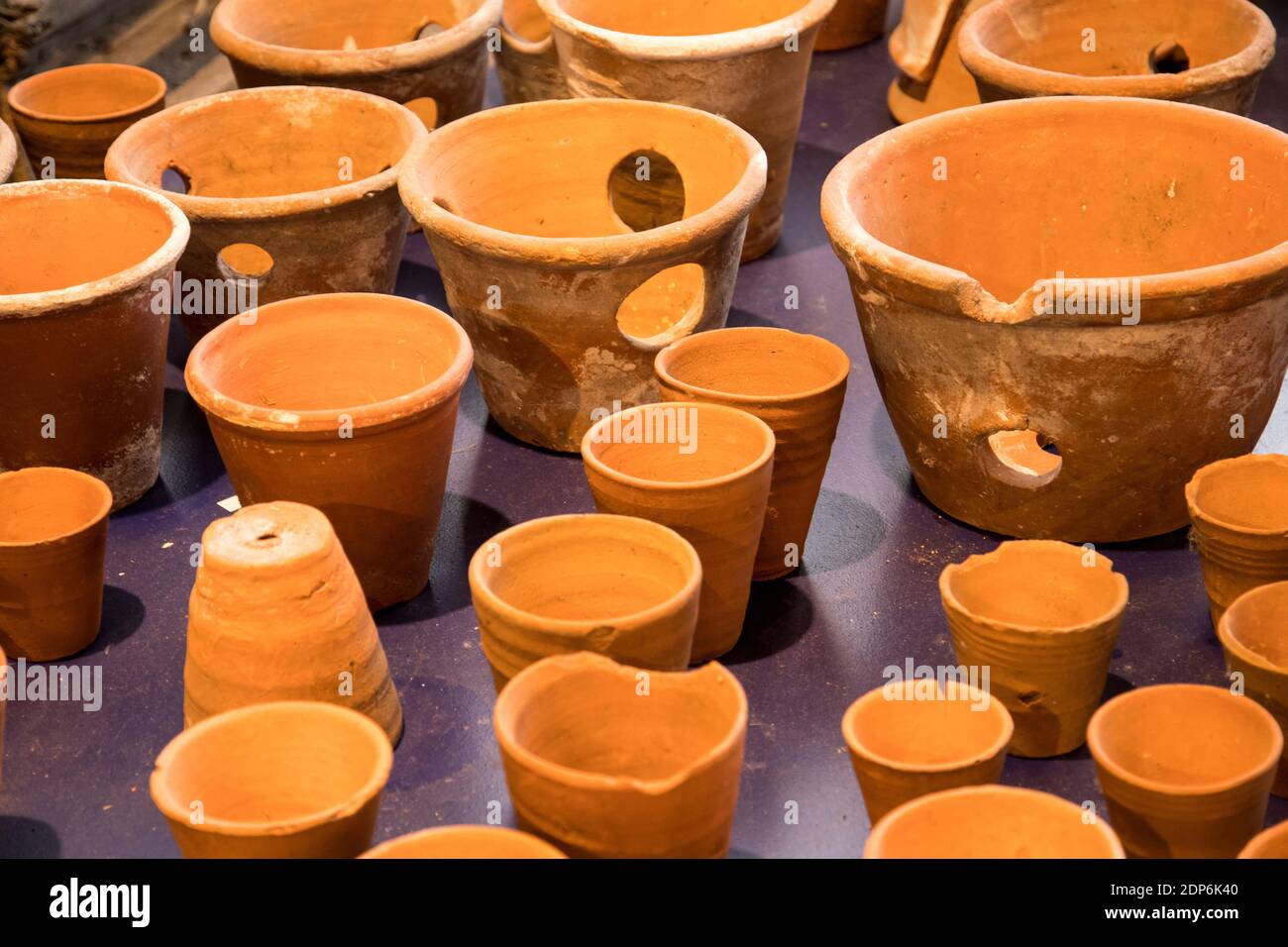 Antichi vasi di fiori di terracotta Foto Stock