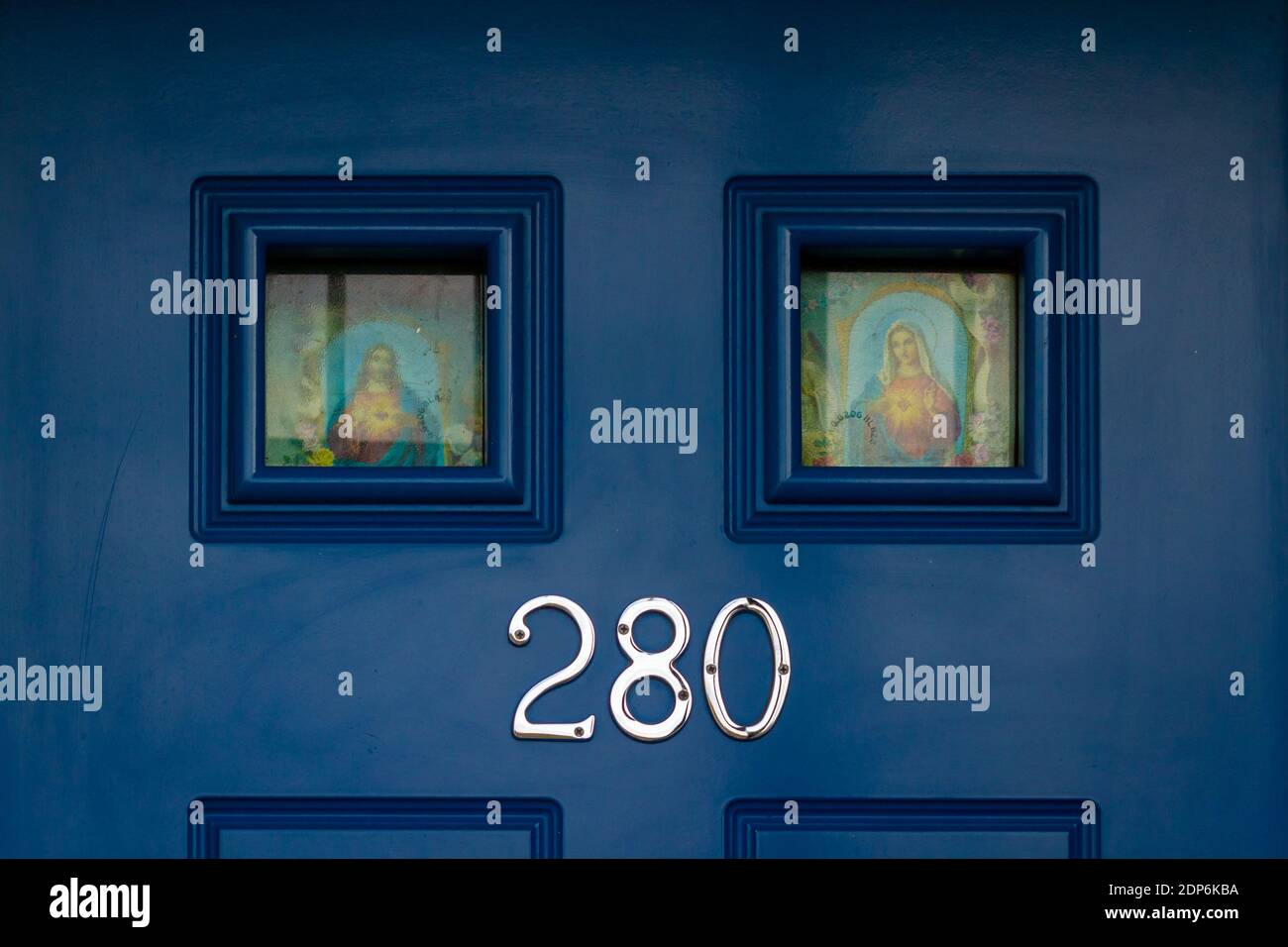Gesù e Maria nelle piccole finestre di vetro al numero 280 Foto Stock