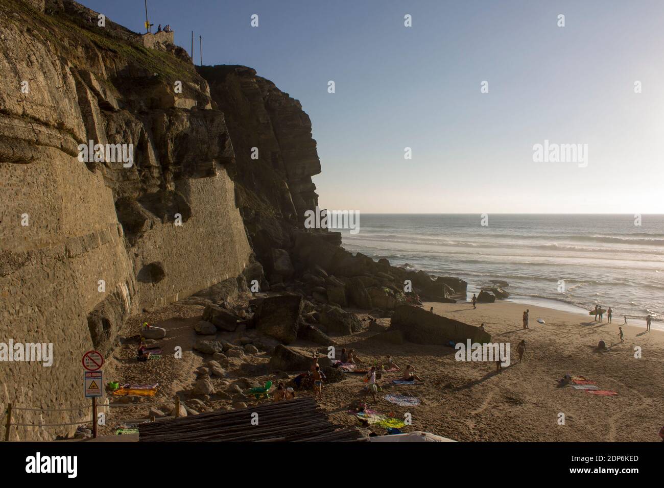 Scogliere di Azenhas do Mar, una città balneare del comune di Sintra, Portogallo Foto Stock