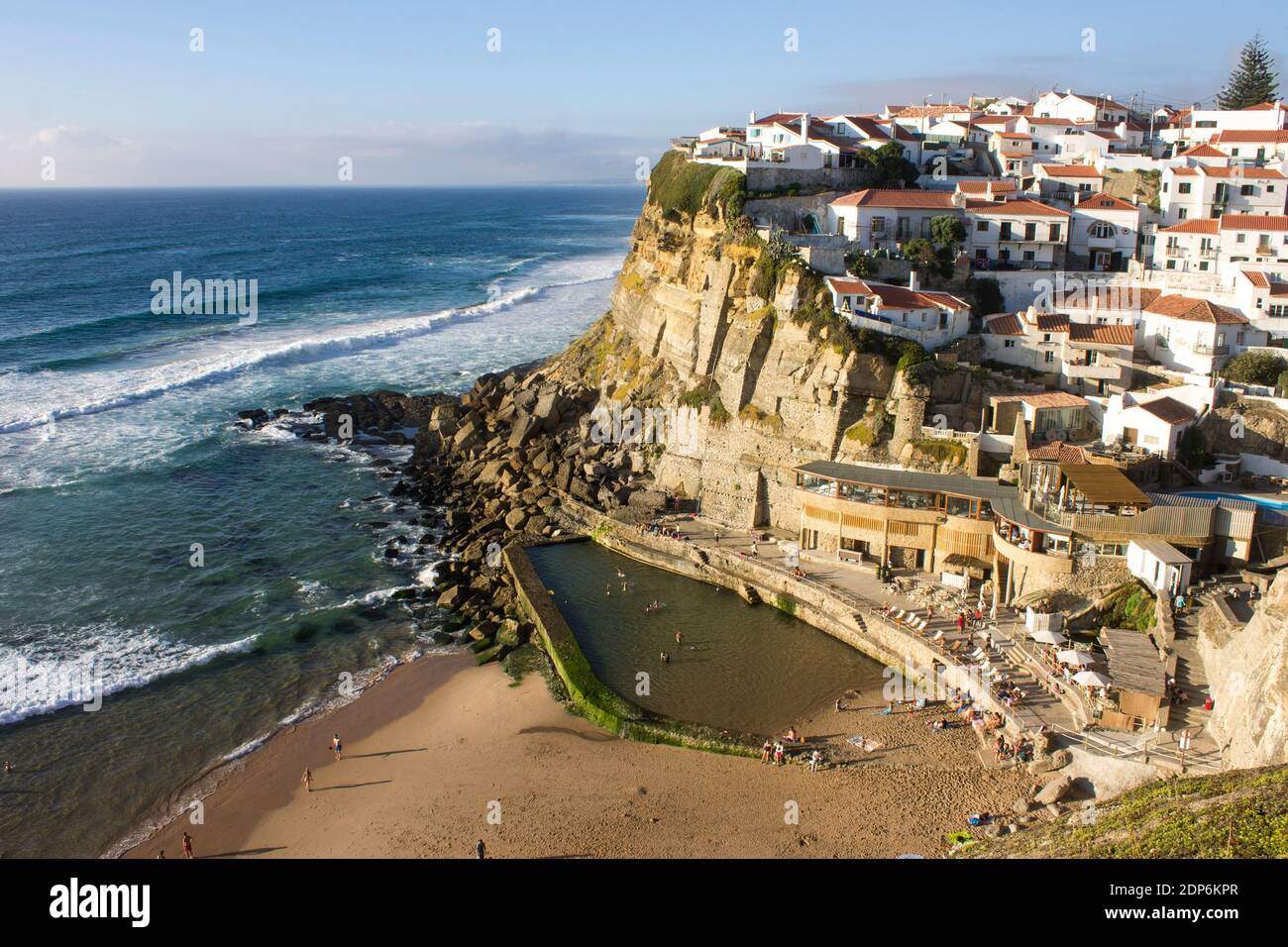 Scogliere di Azenhas do Mar, una città balneare del comune di Sintra, Portogallo Foto Stock