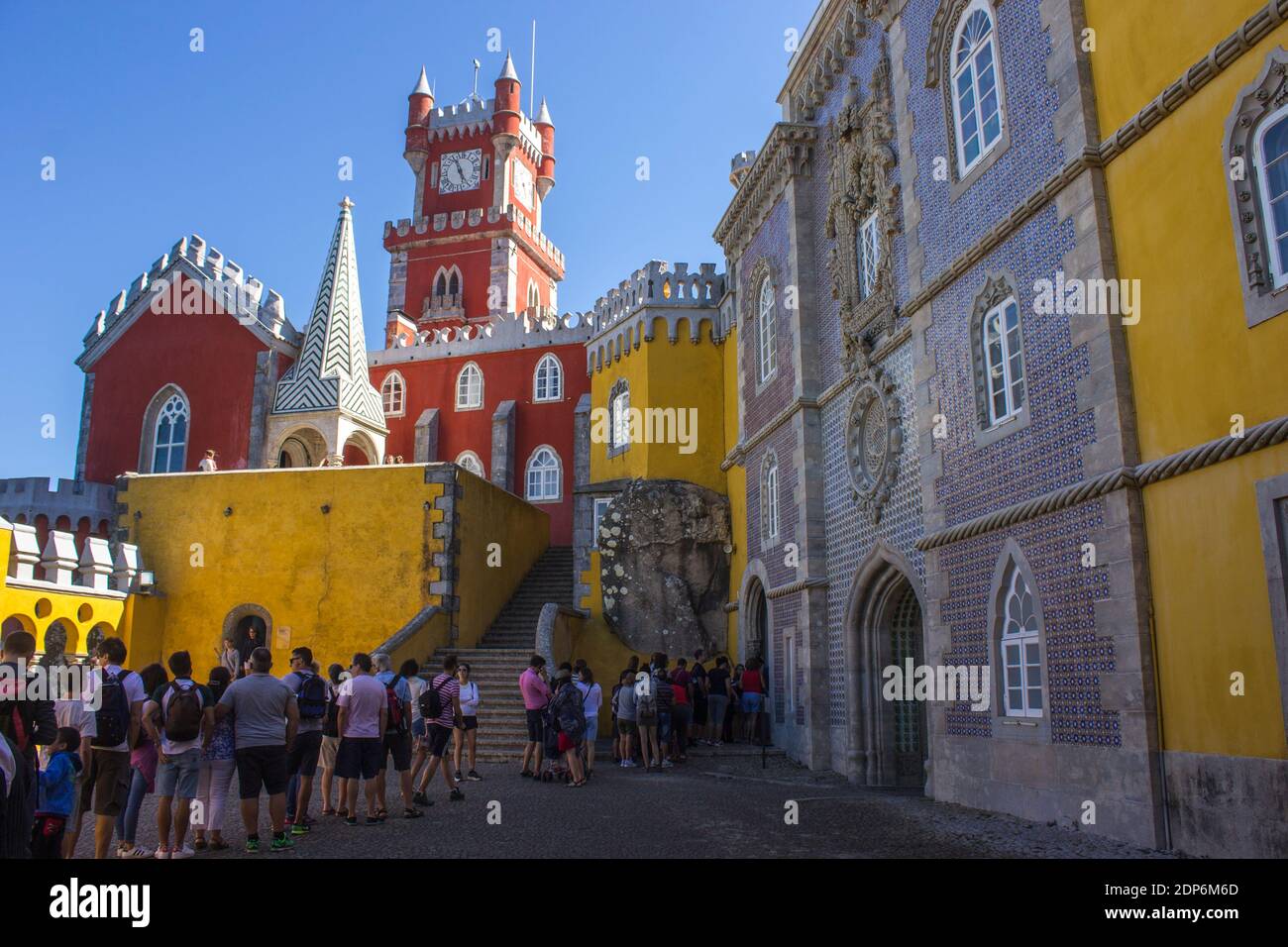 Sintra, Portogallo. Il Palazzo pena o Palacio da pena, un castello romanticista a Sao Pedro de Penaferrim. Affollato in una giornata estiva Foto Stock