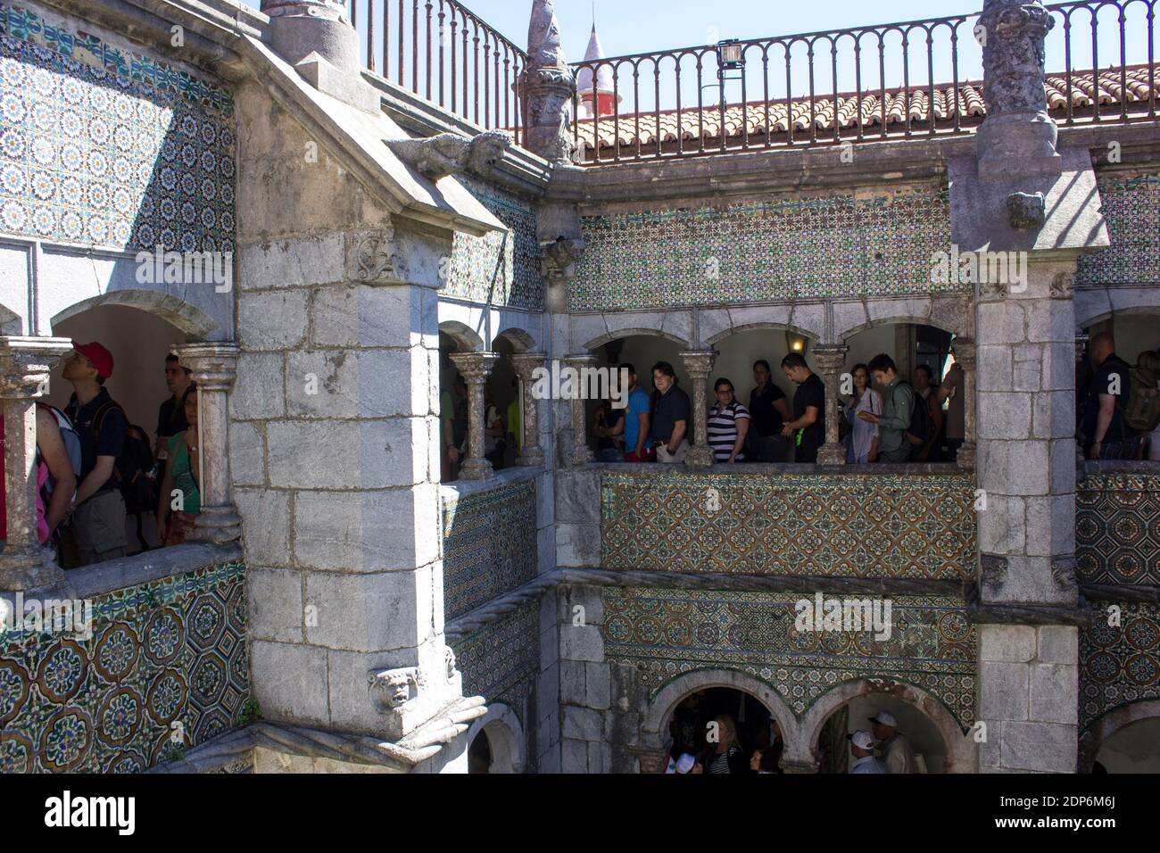 Sintra, Portogallo. Il Palazzo pena o Palacio da pena, un castello romanticista a Sao Pedro de Penaferrim. Affollato in una giornata estiva Foto Stock