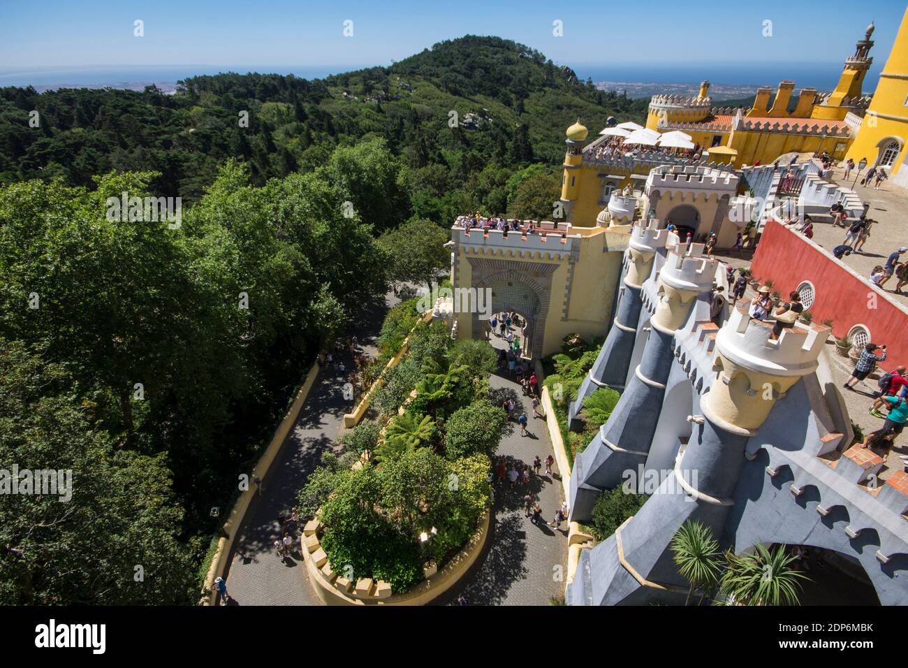 Sintra, Portogallo. Il Palazzo pena o Palacio da pena, un castello romanticista a Sao Pedro de Penaferrim. Affollato in una giornata estiva Foto Stock
