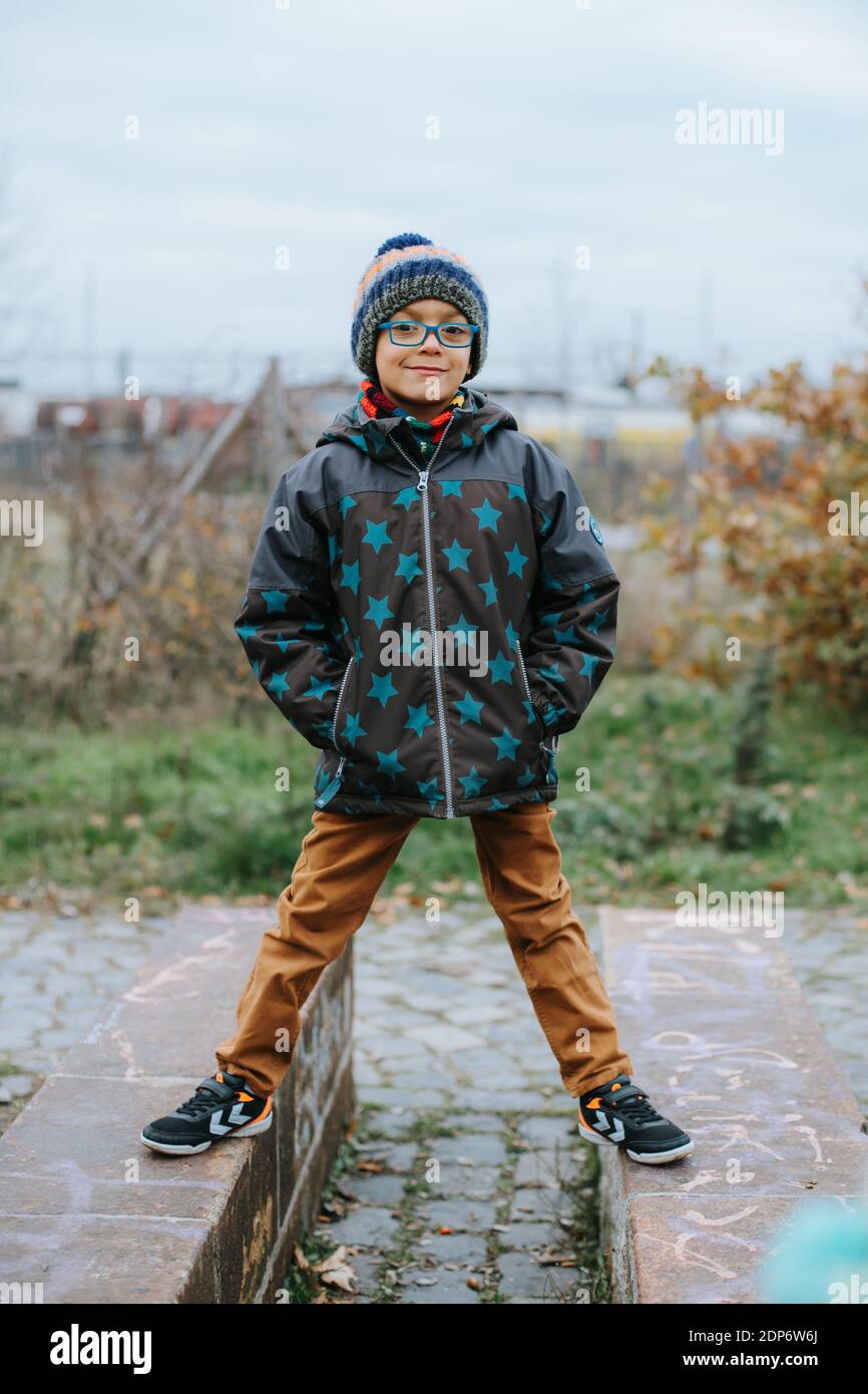 Carino ragazzo nero in posa per le immagini all'aperto in inverno Foto Stock