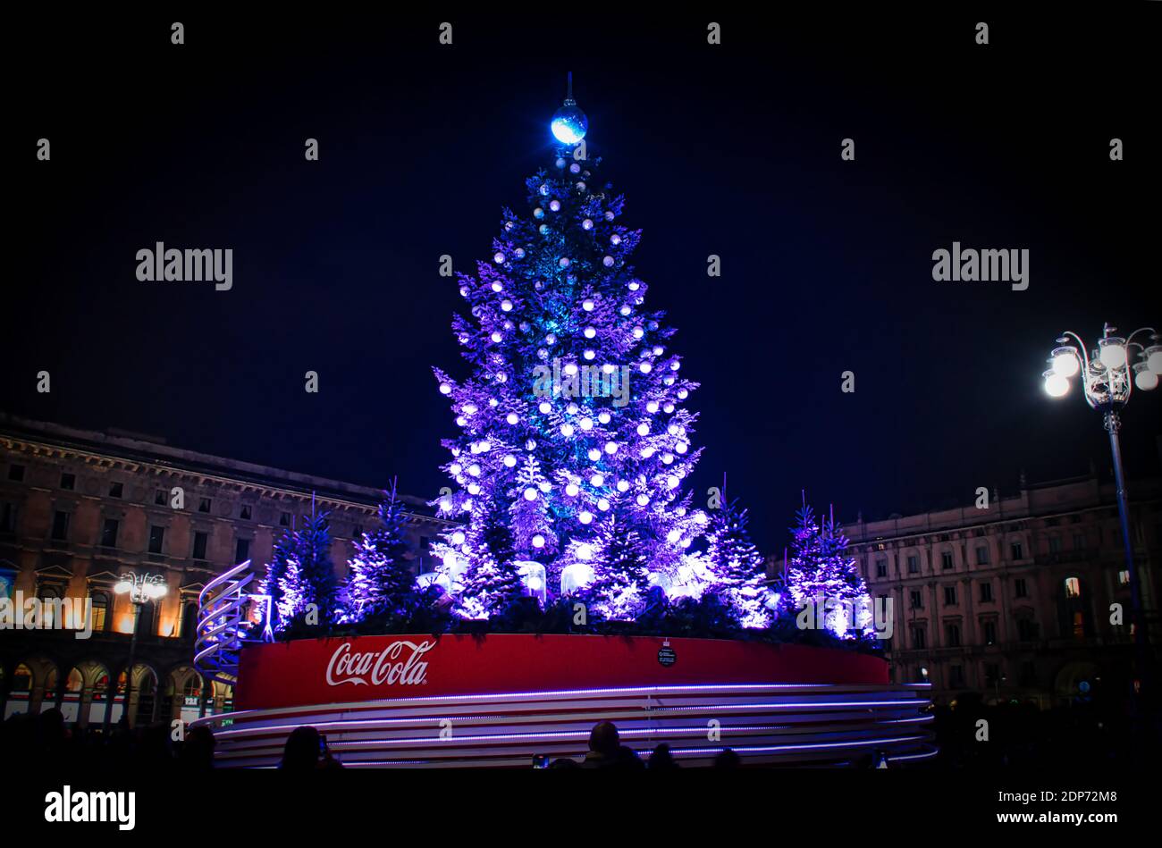 Milano, Italia 12.12.2020, albero di Natale colorato, luminoso e decorativo di fronte al Duomo Foto Stock