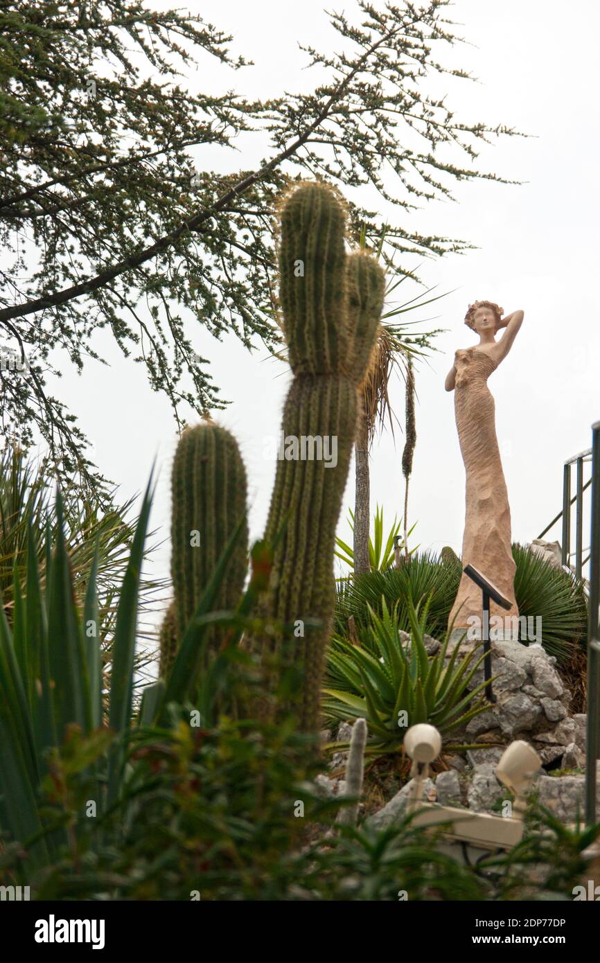 Bellezza sottile, ascella liscia senza peli. Sculture Dea della Terra` di Jean Philippe Richard nel Giardino esotico, situato in cima alla collina. Foto Stock