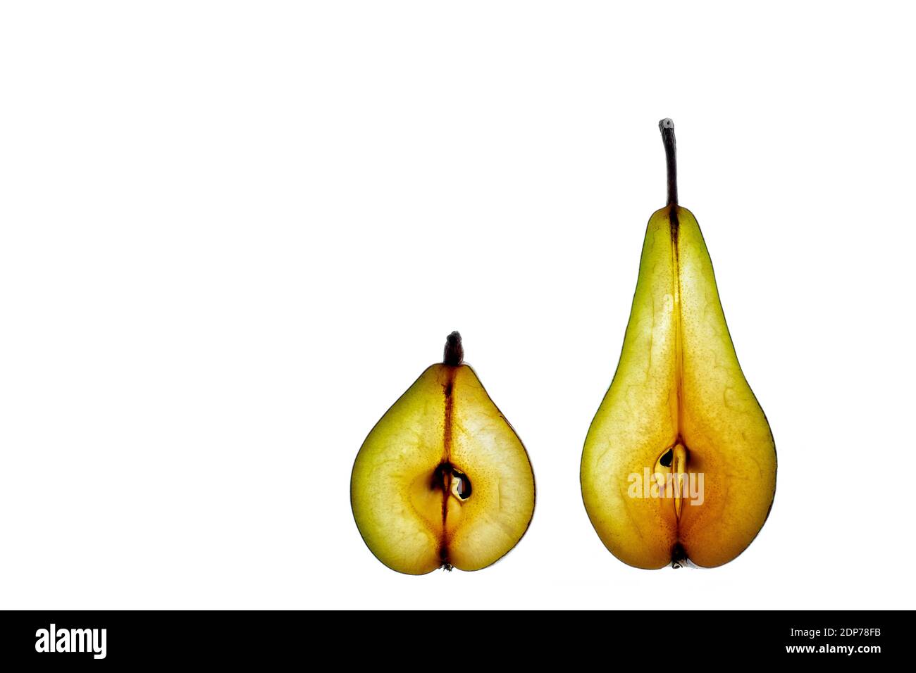 Fette di pera verde isolate su uno sfondo bianco con spazio di copia, struttura e vista dall'alto. Cibo vegano sano. Foto Stock