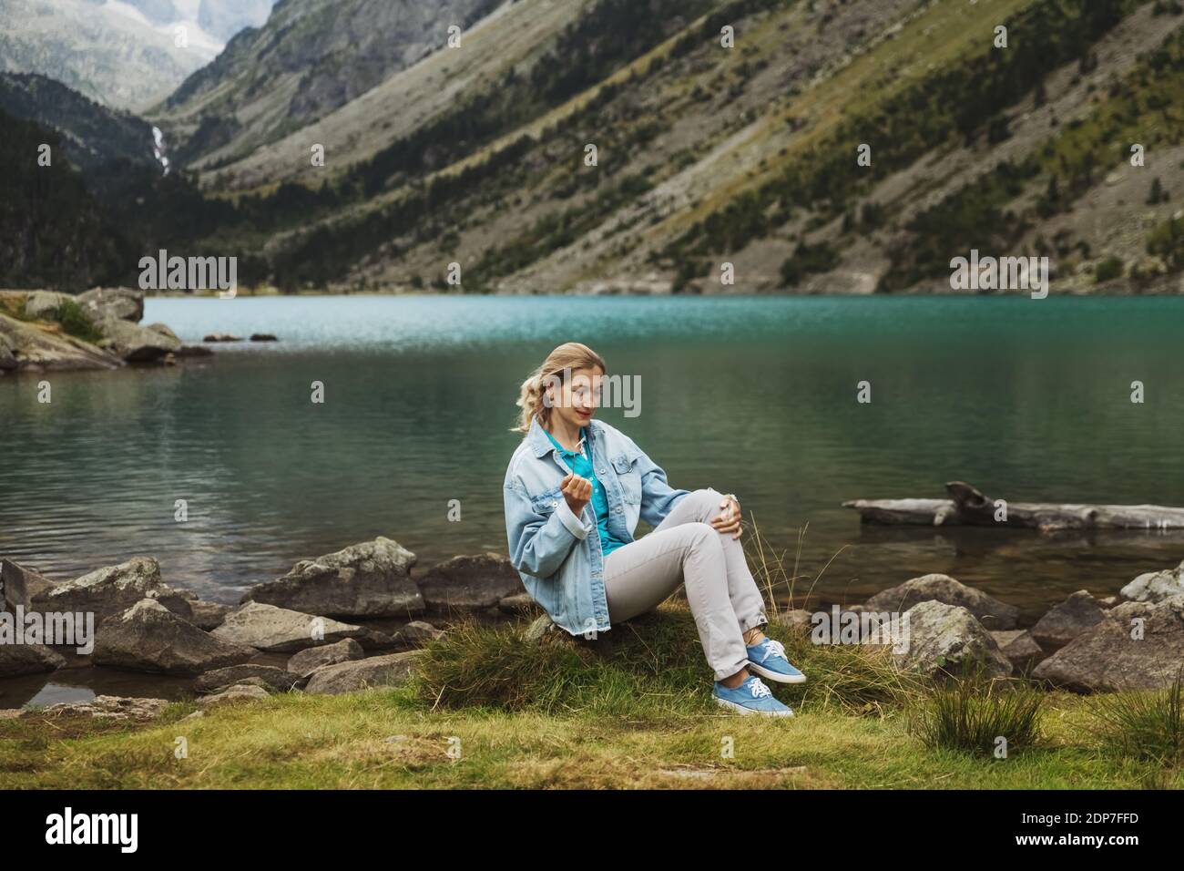 Ragazza vicino a un lago francese Gaube in alta pirenei Foto Stock
