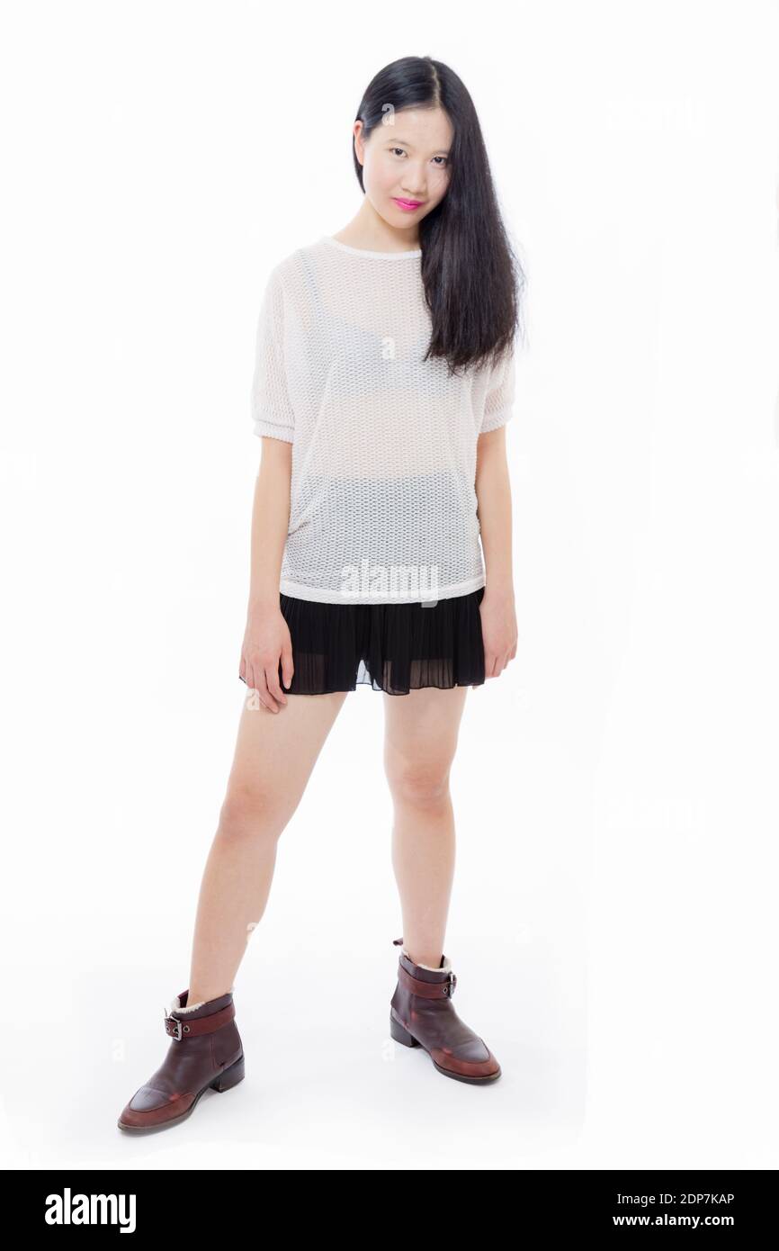 Teenage Asian High School girl in piedi, isolato sfondo bianco Foto Stock