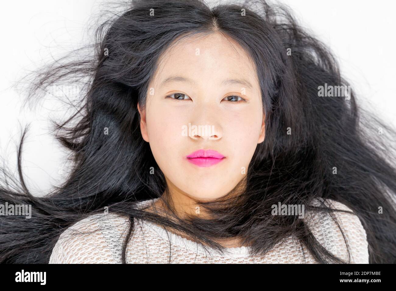 Teenage Asian High School ragazza che si posa guardando la macchina fotografica, ritratto di bellezza Foto Stock