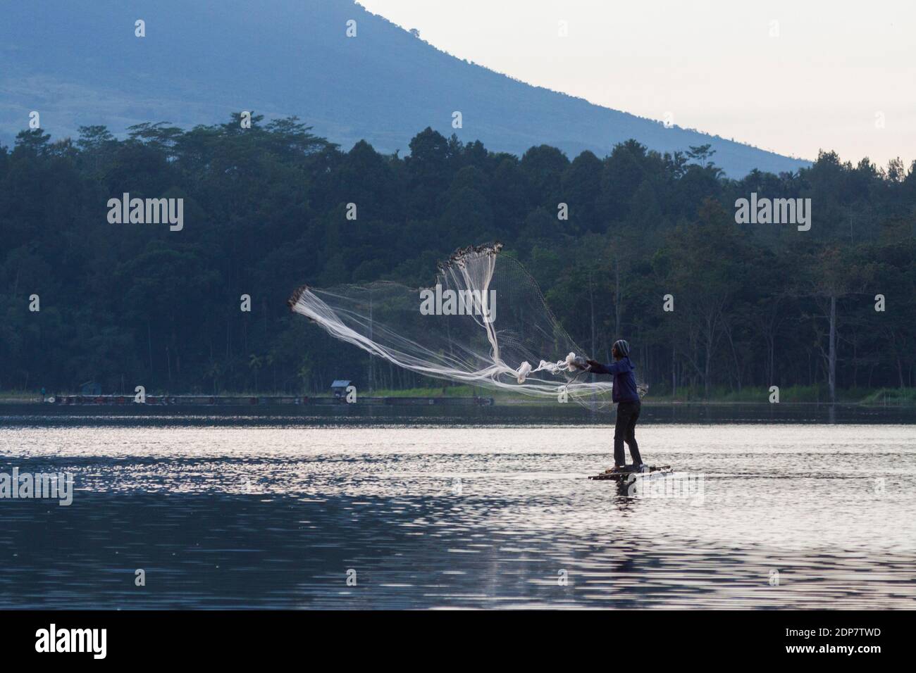 I pescatori sono alla ricerca di pesce nel lago Ranu Klakah, distretto di Lumajang, Giava Est Foto Stock