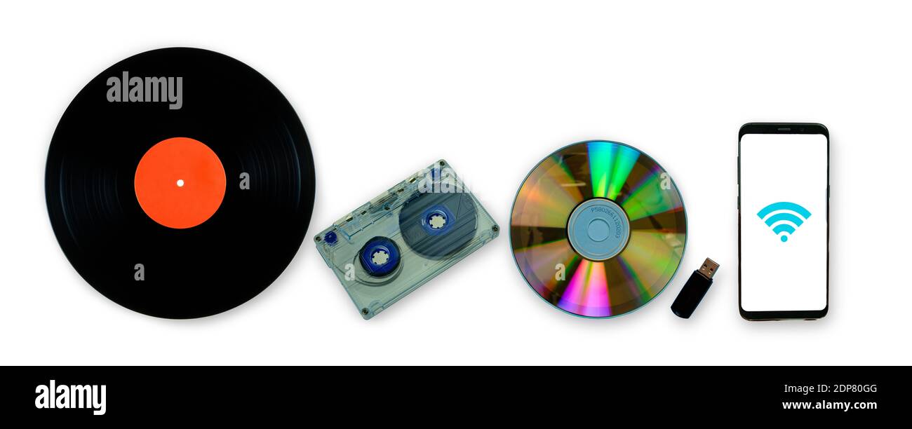Collezione di apparecchiature musicali retrò vecchie e moderne con clipping path, Gramophone disco audiocassette nastro Compact disk flash drive e. Foto Stock
