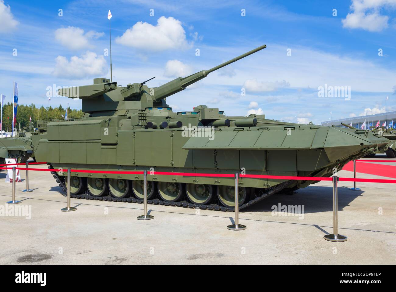 REGIONE DI MOSCA, RUSSIA - 25 AGOSTO 2020: Vista laterale del veicolo da combattimento di fanteria 'Armata' T-15 con il modulo di combattimento 'dagger'. Parco Patriot Foto Stock