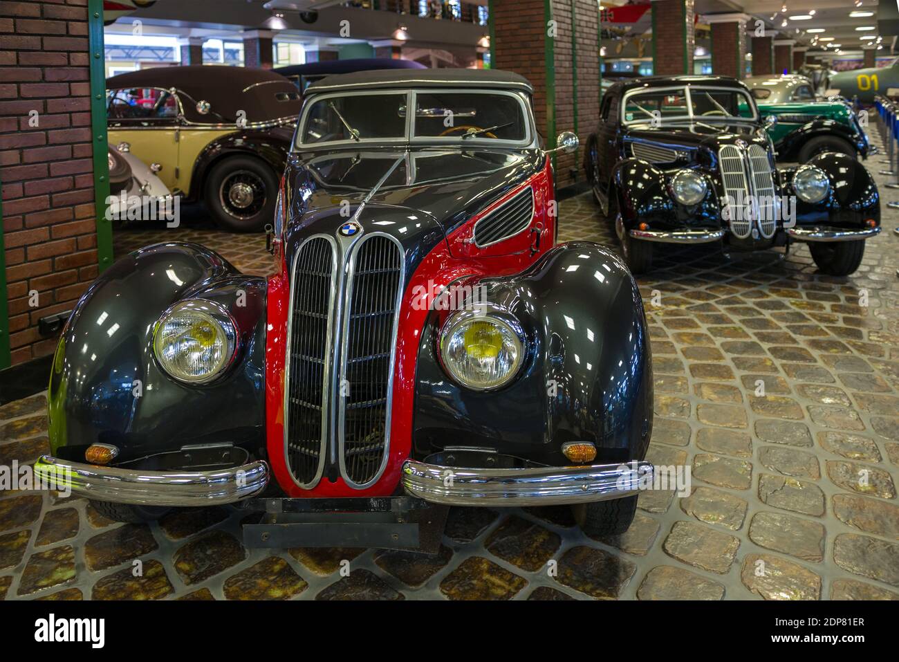 ARKHANGELSKOE, RUSSIA - 21 GIUGNO 2020: Auto retrò BMW 327 cabrio nel Vadim Zadorozhny Museum of Technology Foto Stock