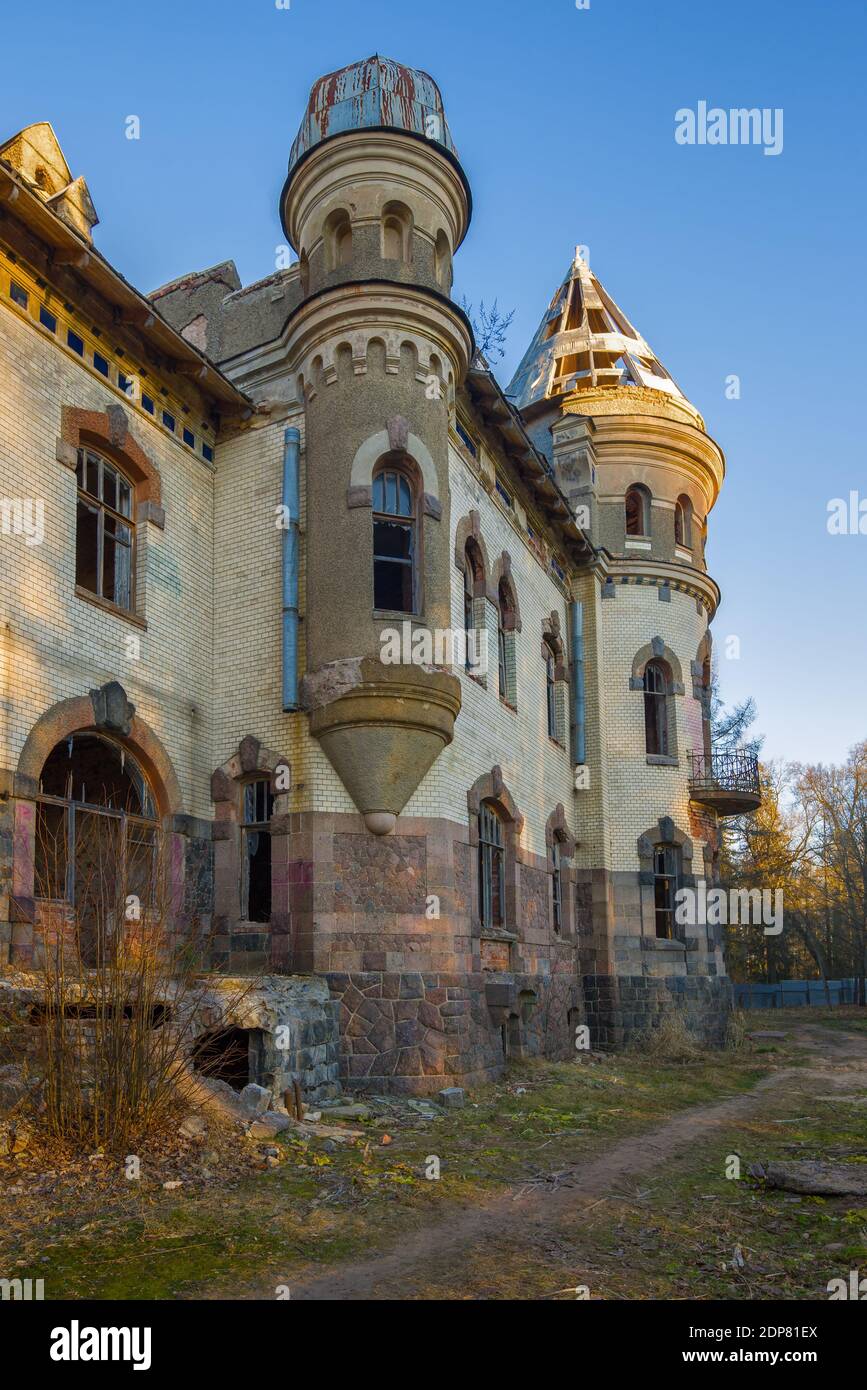 Le torri della casa principale abbandonata della vecchia tenuta di Eliseevs (1912) nel villaggio di Belogorka. Regione di Leningrad, Russia Foto Stock