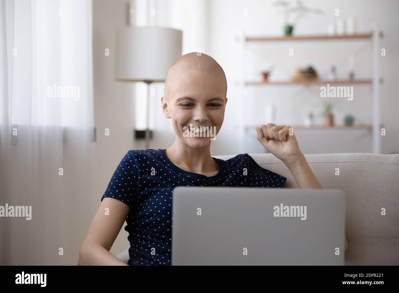 Motivata donna paziente cancro incoraggiare amico malato con videochiamata Foto Stock
