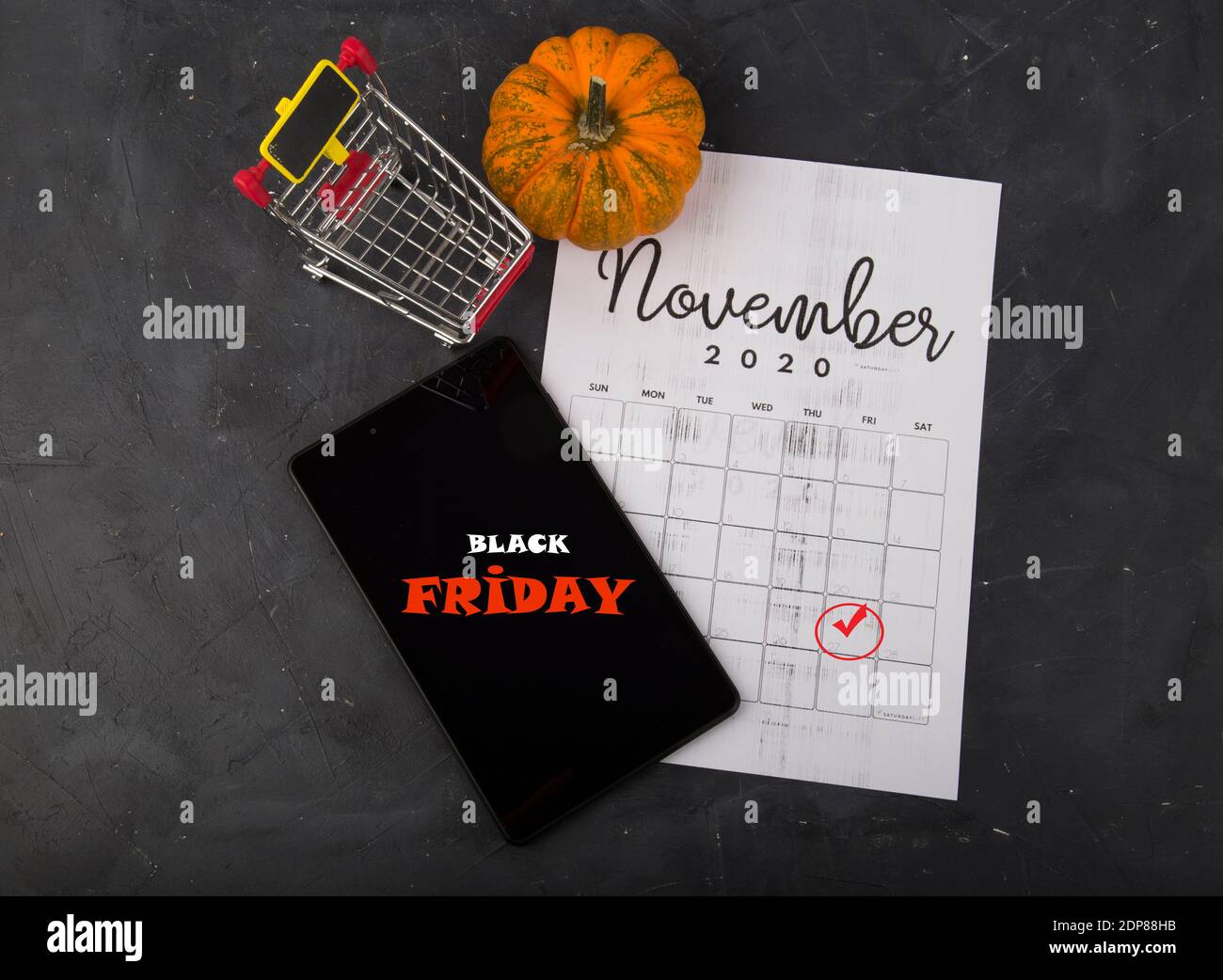 FOTO A TEMA BLACK FRIDAY, SU SFONDO SCURO Foto Stock