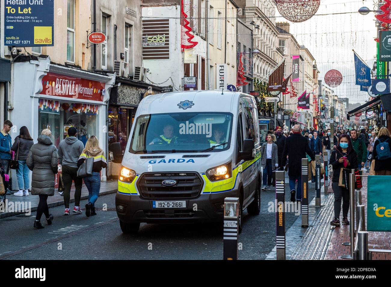 Cork, Irlanda. 19 dicembre 2020. Il centro di Cork è stato pieno di acquirenti oggi, l'ultimo sabato prima di Natale. Negozi, caffè e ristoranti stavano facendo un commercio di branconiere prima di un possibile blocco di livello 3 il 28 dicembre. Credit: AG News/Alamy Live News Foto Stock