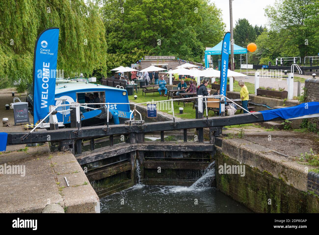 Maggio 2019. Festival del canale di Rickmansworth. Le persone si rilassano con cibo e bevande al Cafe @ Lock 81. Blocco di Batchworth, Rickmansworth. Foto Stock