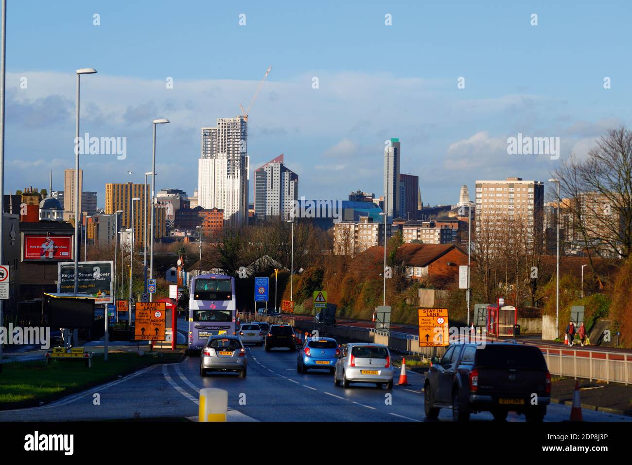 Vista dalla A64 nell'area di Burmantofts di Leeds, guardando verso il centro di Leeds e la Altus House, il nuovo edificio più alto dello Yorkshire a 116 metri Foto Stock