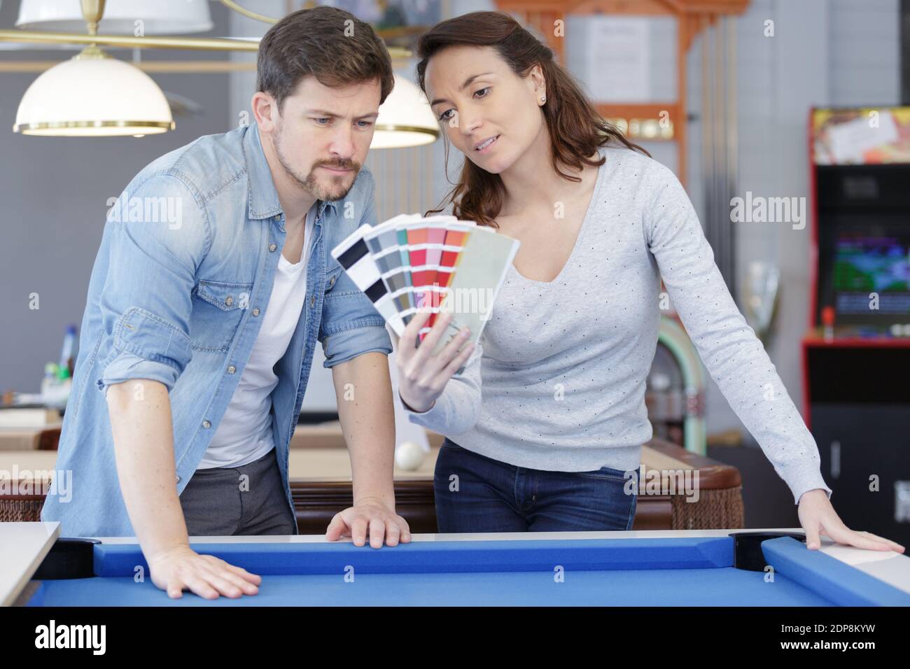 uomo e donna al snooker campioni di colore Foto Stock