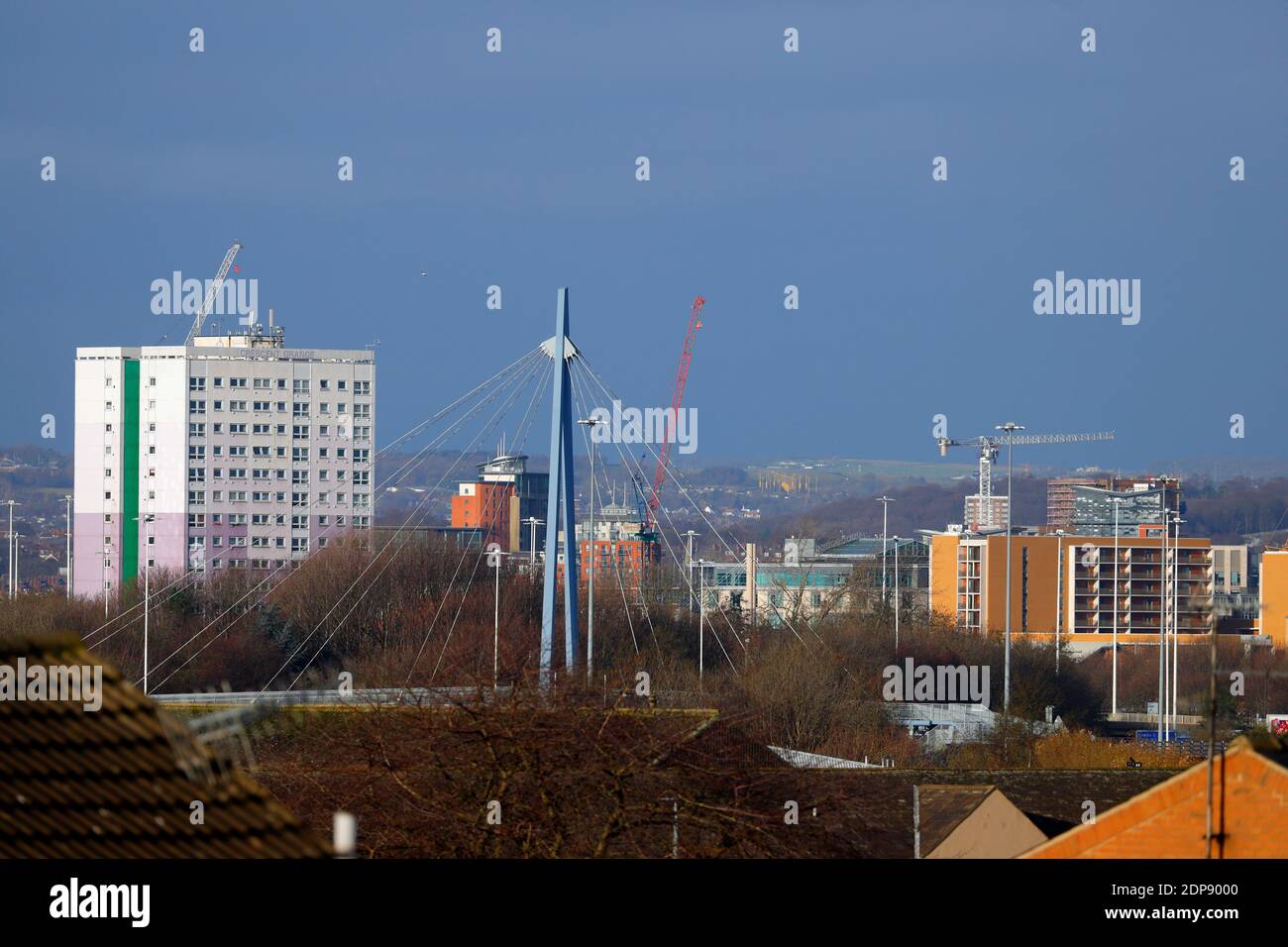 Il ponte sospeso M621 a Hunslet. La torre Crescent Grange si trova sulla sinistra, mentre l'ILS all'aeroporto internazionale Leeds Bradford si trova in alto al centro. Foto Stock