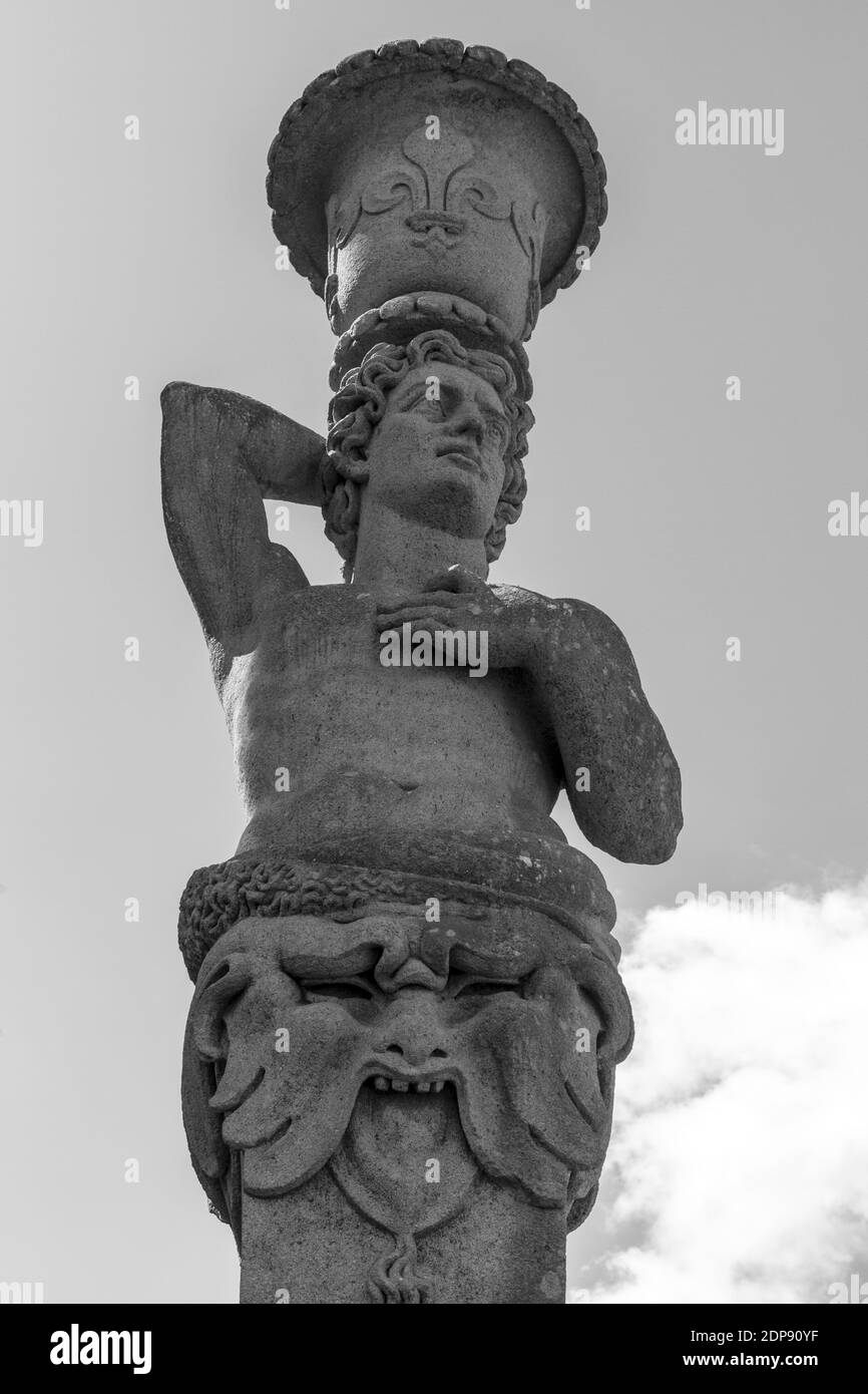 Un'immagine a basso angolo di una scultura umana a Caprarola, provincia di Viterbo, Lazio settentrionale, Italia Foto Stock