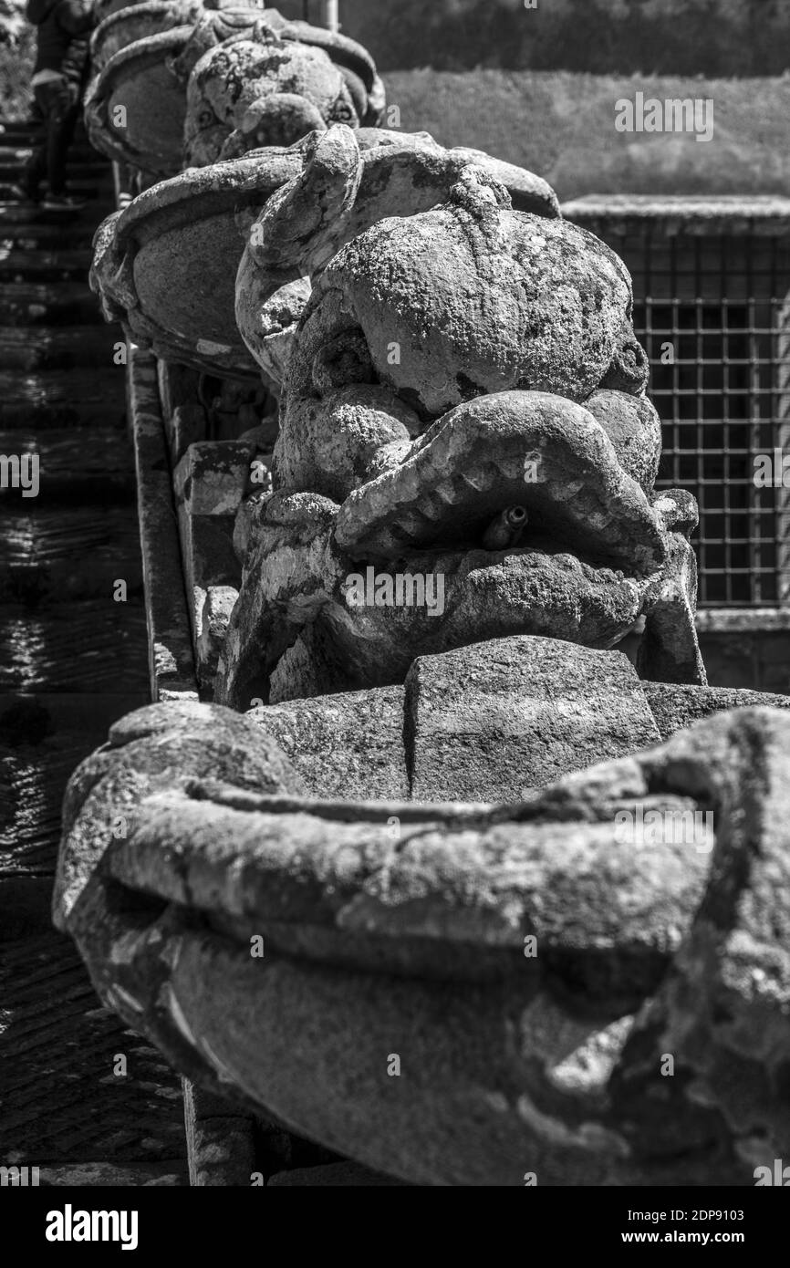 Una foto verticale di una scultura in pietra a Caprarola in provincia di Viterbo, Lazio settentrionale, Italia Foto Stock