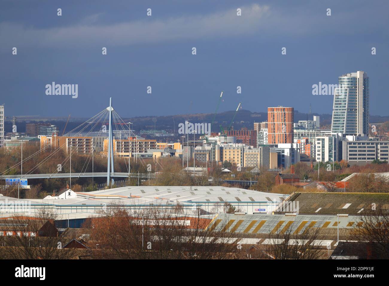 Skyline di Leeds con Candle House & Bridgewater Place che domina l'area di Granary Wharf del centro citta'. Foto Stock