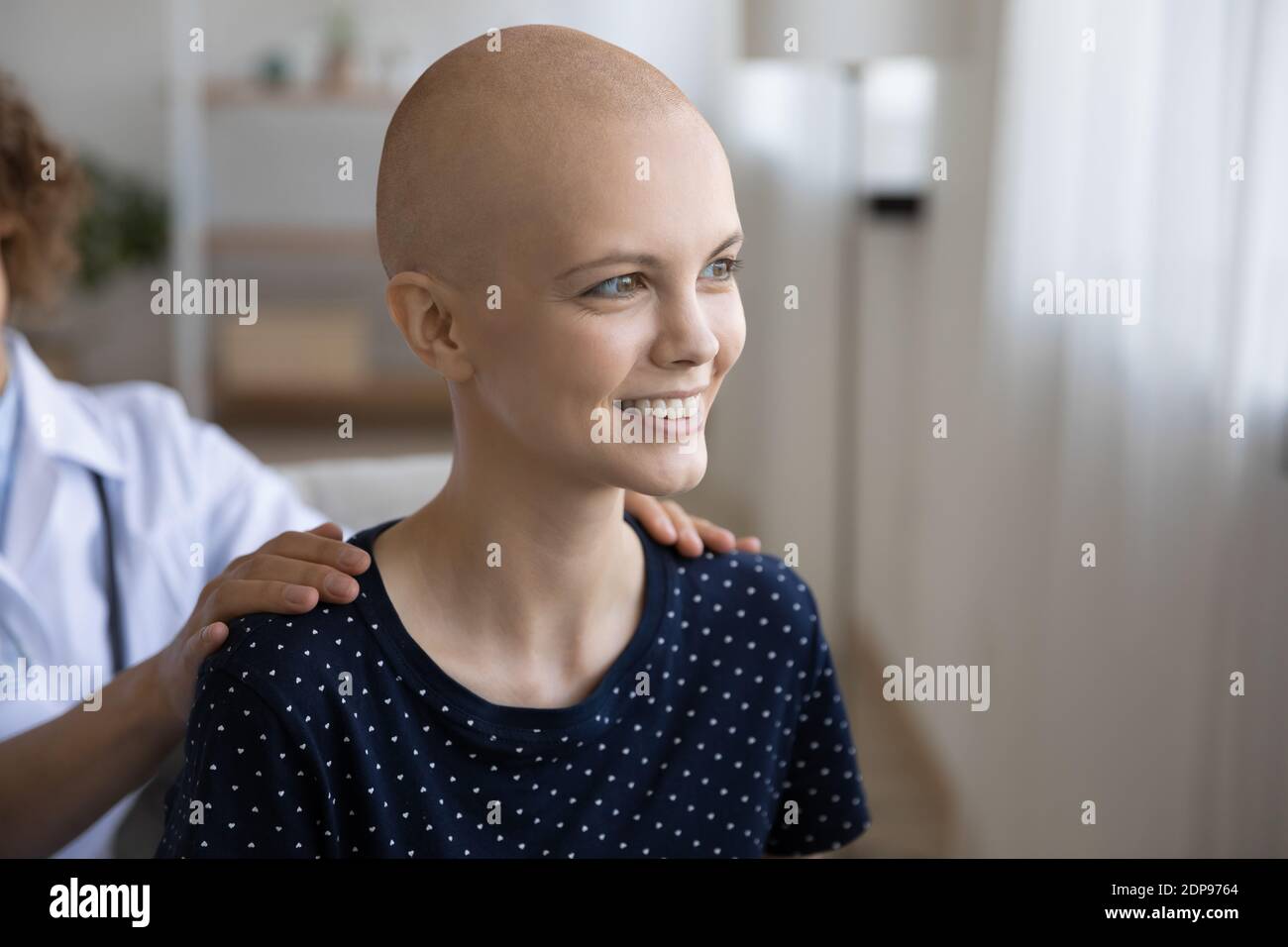Il medico di supporto le mani abbracciano le spalle della donna sorridente paziente oncologico Foto Stock