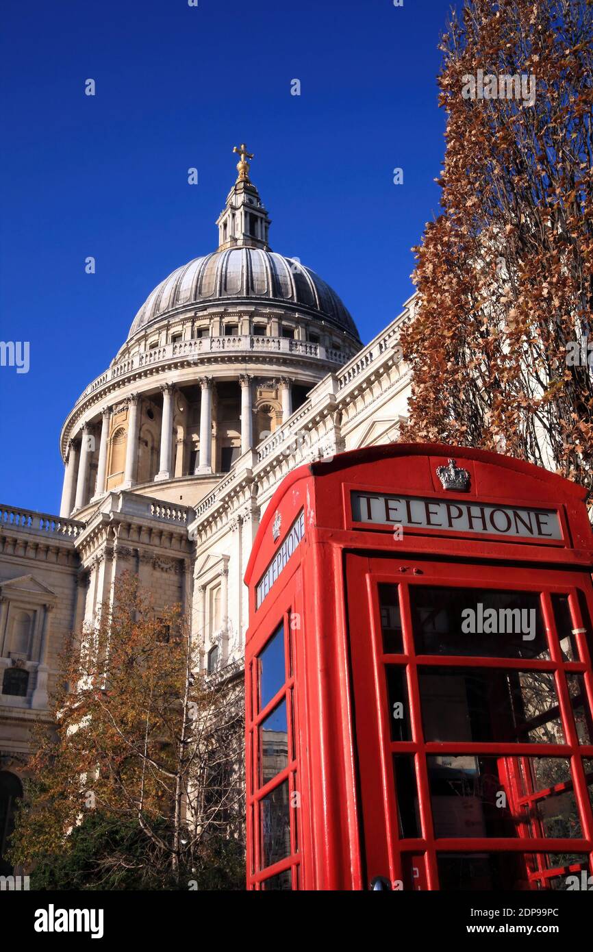 Cattedrale di St Paul con una tradizionale scatola telefonica rossa di Londra, una popolare destinazione turistica, punto di riferimento, foto d'inventario Foto Stock