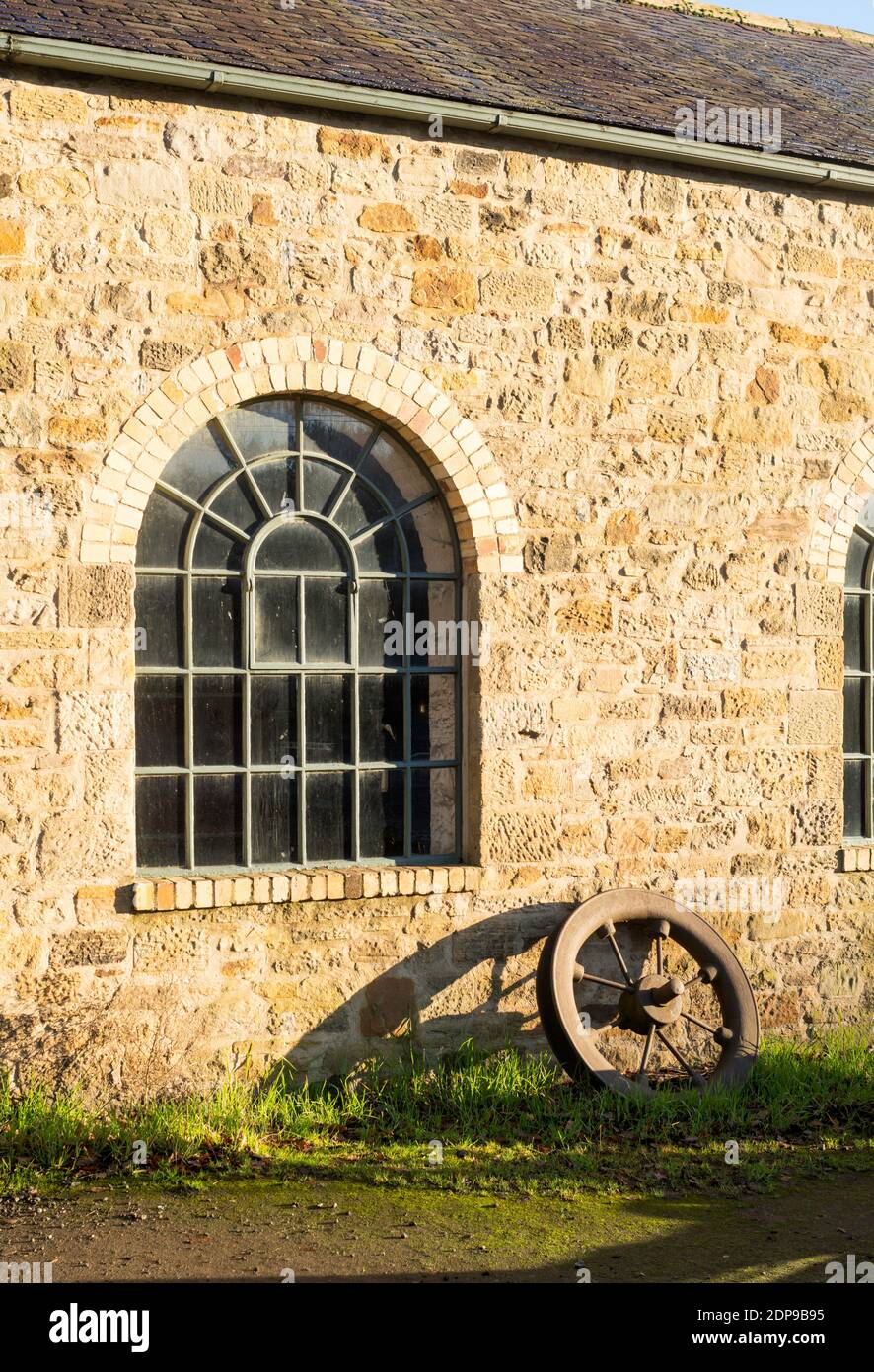 Vista di dettaglio di una finestra con tetto rotondo del capannone del motore al villaggio dei box del 1900 al Beamish Museum, Co. Durham, Inghilterra, Regno Unito Foto Stock