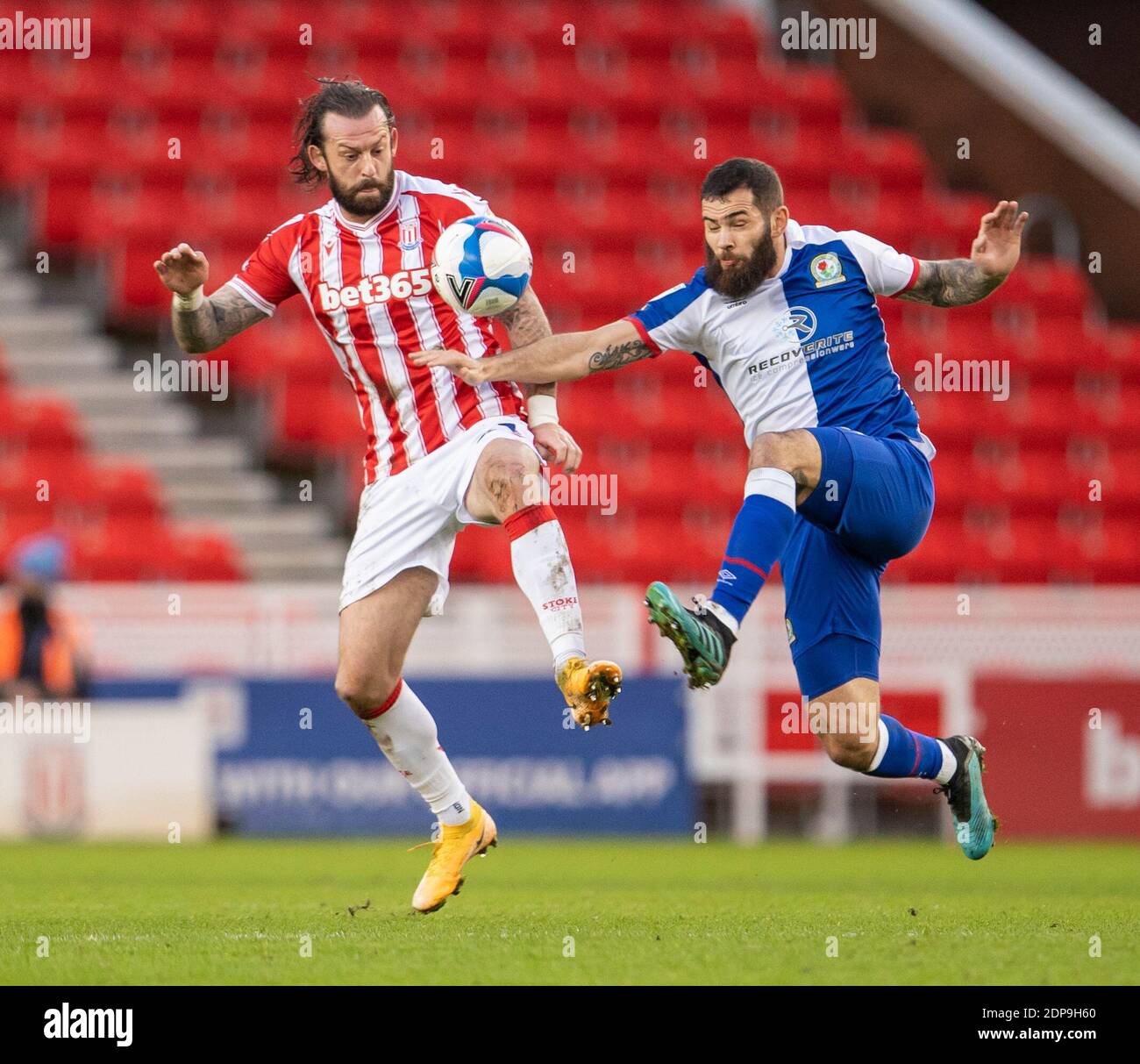 19 dicembre 2020; Bet365 Stadium, Stoke, Staffordshire, Inghilterra; Campionato di calcio inglese, Stoke City contro Blackburn Rovers; Bradley Johnson di Blackburn Rovers e Steven Fletcher di Stoke City sfida per la palla Foto Stock