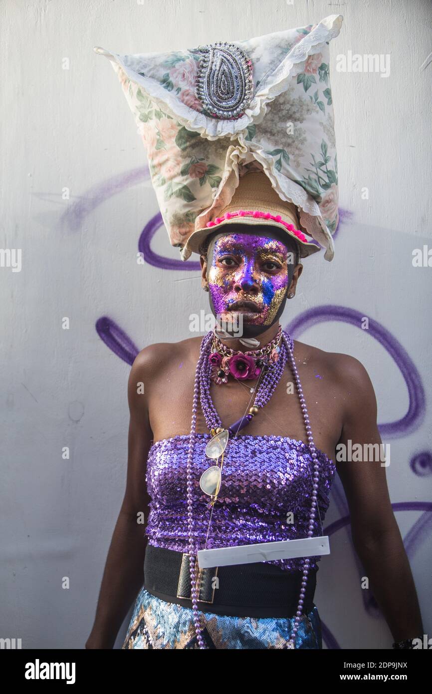 Londra UK !9 Dec 2020 Pierre Garroudi sfilata settimanale di moda all'aperto, si è svolta oggi a Oxford Circus station, Paul Quezada-Neiman/Alamy Live News Foto Stock