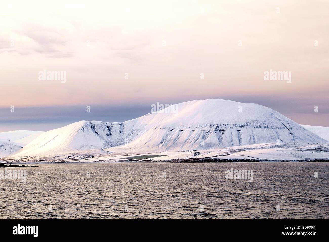 Scenario invernale di grande collina sotto la neve sulle isole Orkney In Scozia Foto Stock