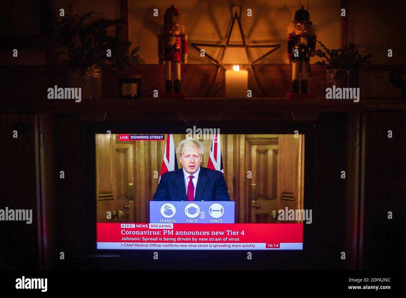 Il primo ministro Boris Johnson in televisione durante un briefing mediatico a Downing Street, Londra, sul coronavirus (COVID-19) e l'introduzione del Tier 4. Foto Stock