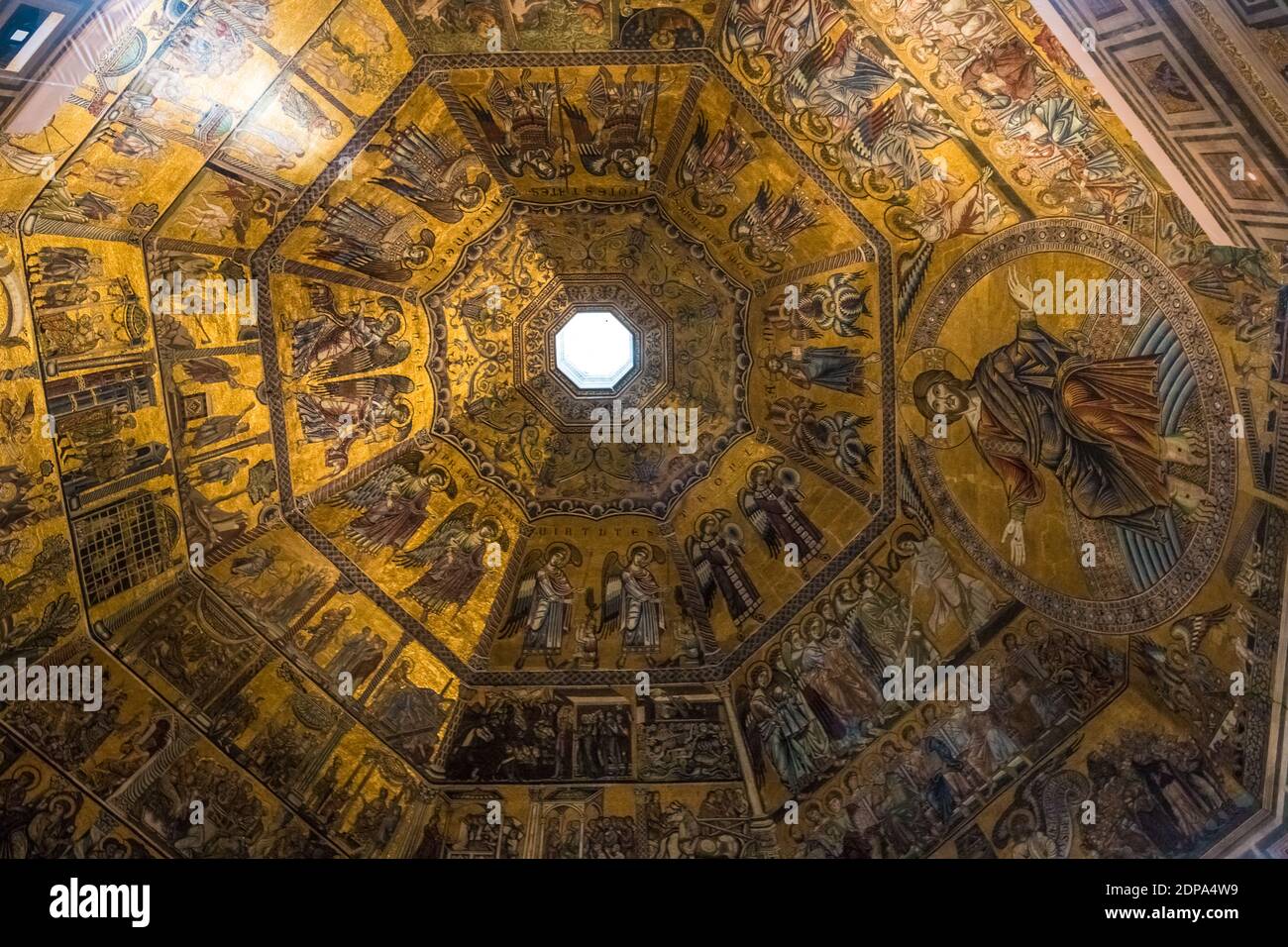 Splendida vista ravvicinata del magnifico soffitto a mosaico all'interno del famoso Battistero di San Giovanni a Firenze. Coperto di mosaici su sfondo oro... Foto Stock